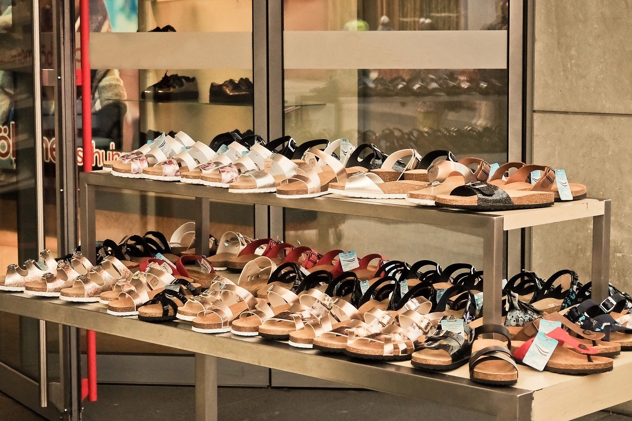 Des chaussures dans un magasin. | Foto: Pixabay