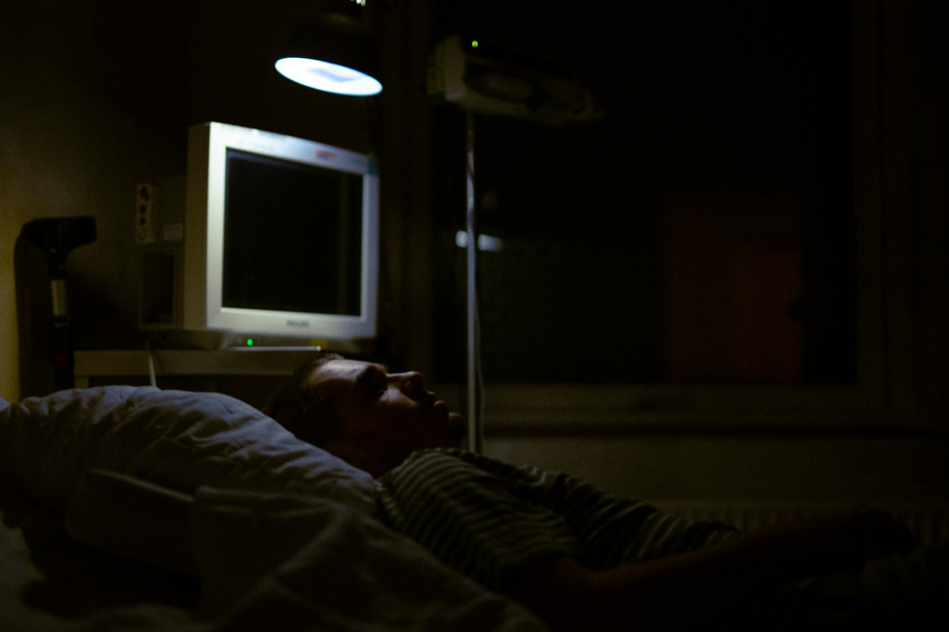 Un homme allongé dans un lit d'hôpital | Source : Pexels
