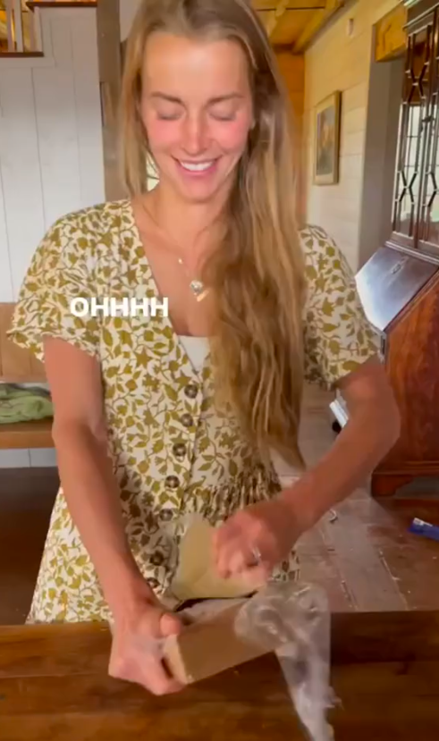 Hannah Neeleman ouvrant un cadeau d'anniversaire de Daniel Neeleman, postée le 5 juillet 2024 | Source : TikTok/hannal.ballerinafarm