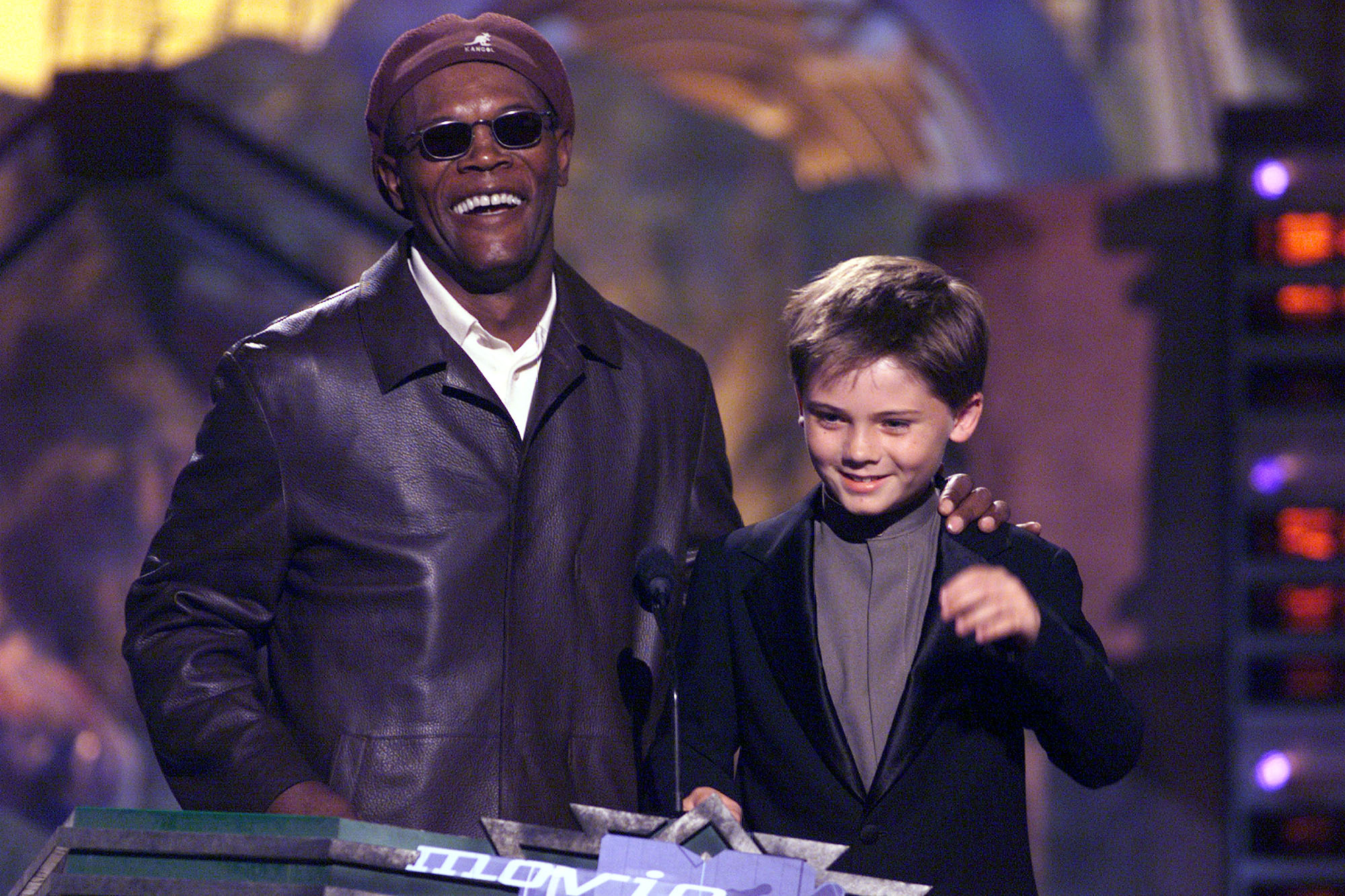 Les présentateurs Samuel L. Jackson, et Jake Lloyd à Los Angeles, Californie, le 5 juin 1999 | Source : Getty Images