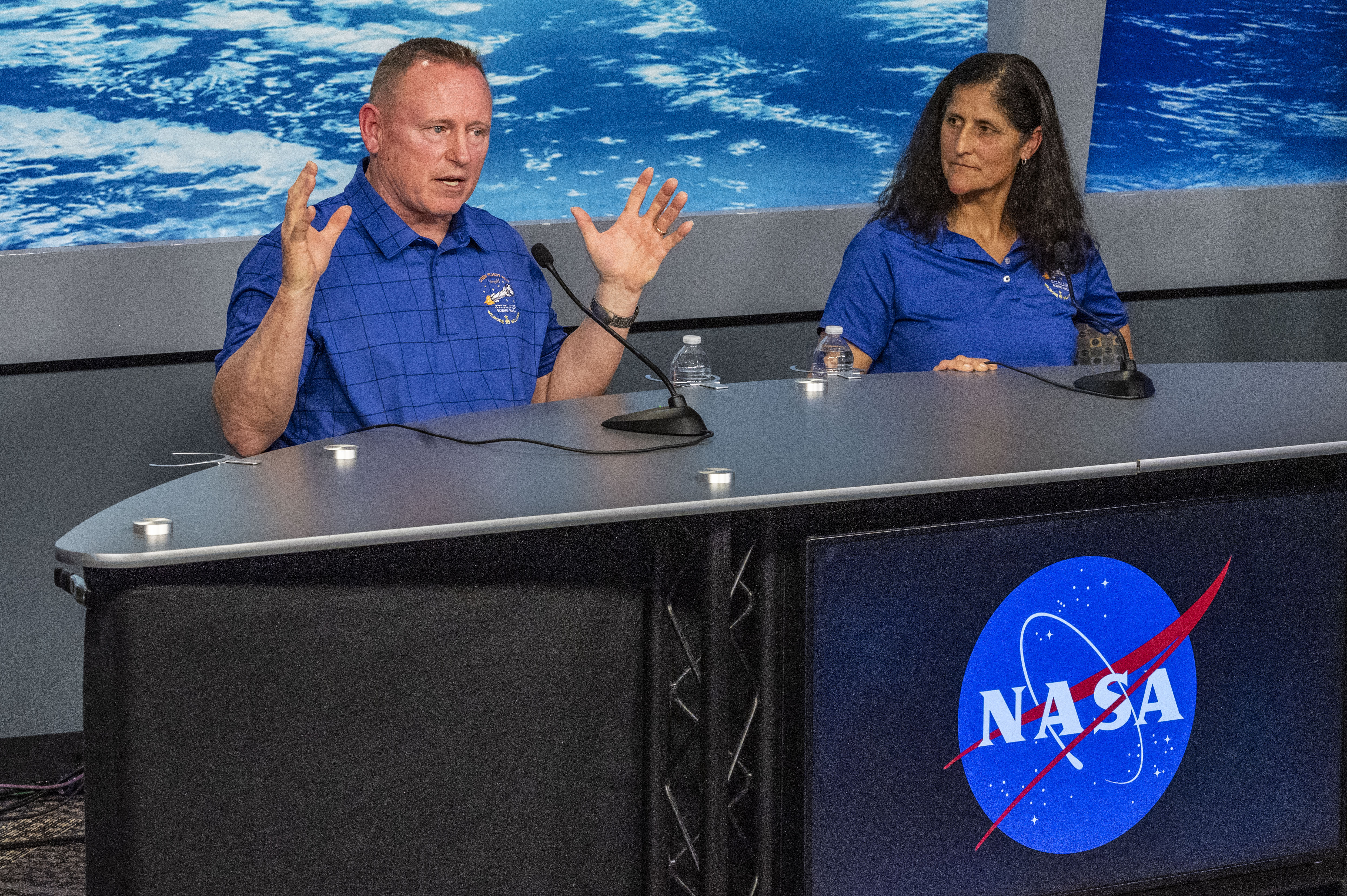 Barry Wilmore et Sunita Williams répondant aux questions lors d'un point presse le 22 mars 2024. | Source : Getty Images