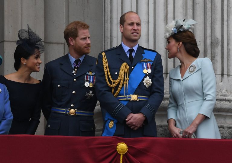Meghan Markle, le prince Harry, le prince William et Kate Middleton debout sur le balcon du palais de Buckingham pour assister à un défilé aérien marquant le centenaire de la Royal Air Force (RAF), le 10 juillet 2018 à Londres, en Angleterre. / Source : Getty Images