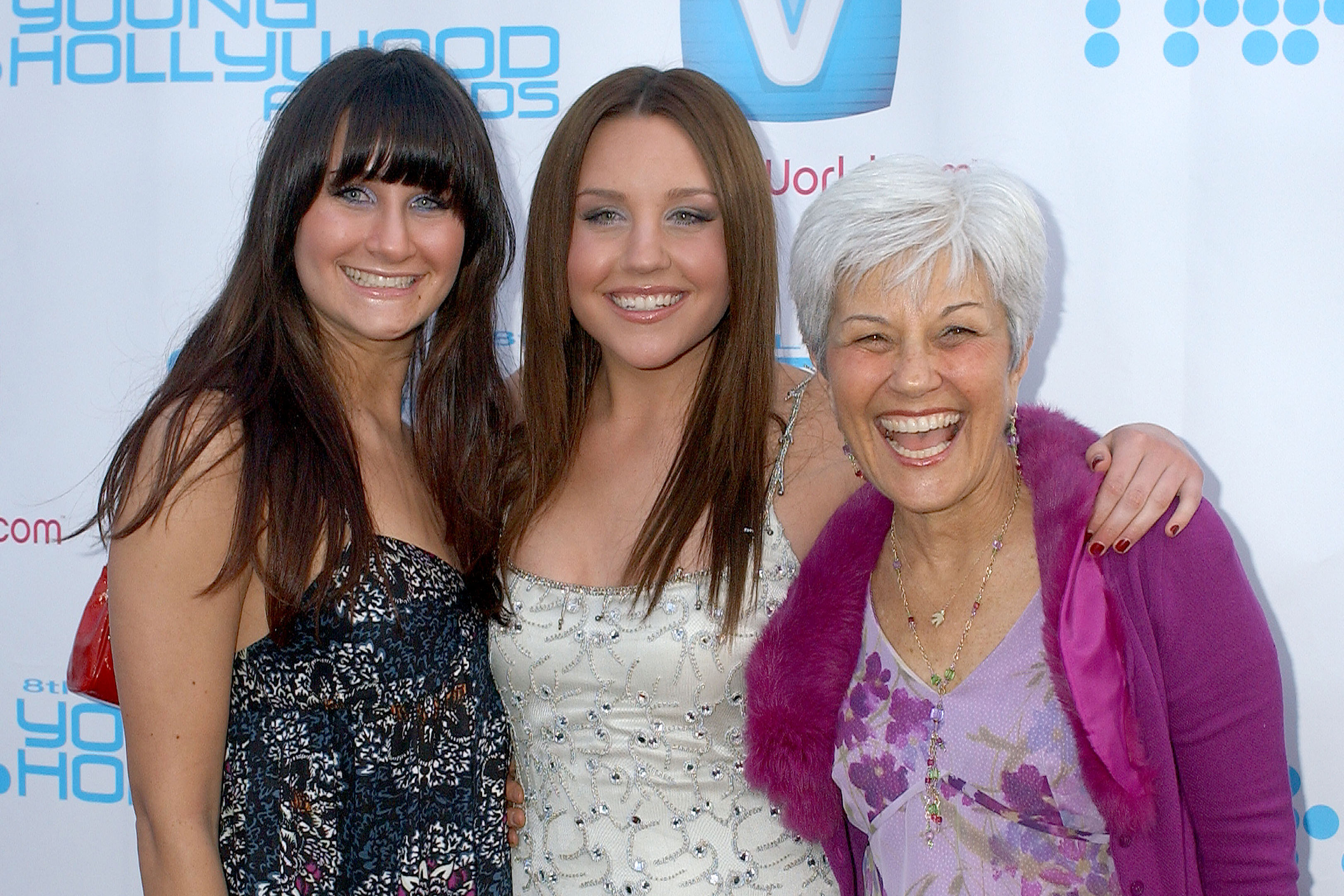 Amanda Bynes avec sa sœur Jilian et leur mère lors des Movieline's Hollywood Life 8th Annual Young Hollywood Awards le 30 avril 2006. | Source : Getty Images