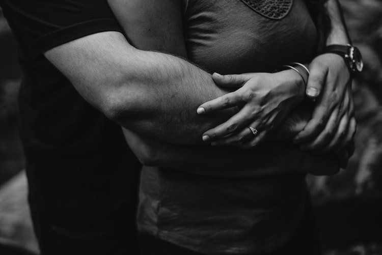Un couple qui se tient dans le bras | Photo : Unsplash