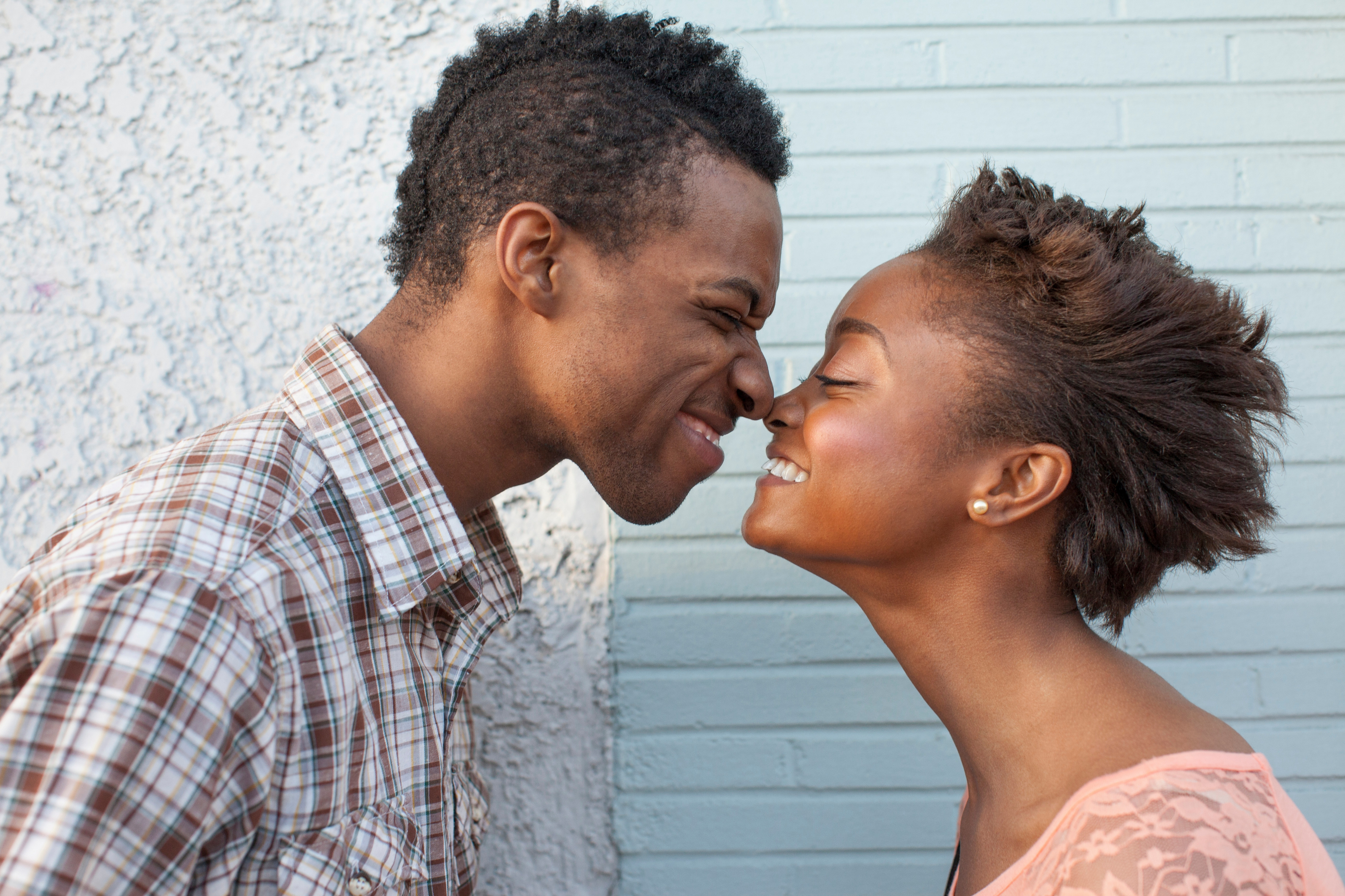 Jeune couple se touchant le nez | Source : Getty Images