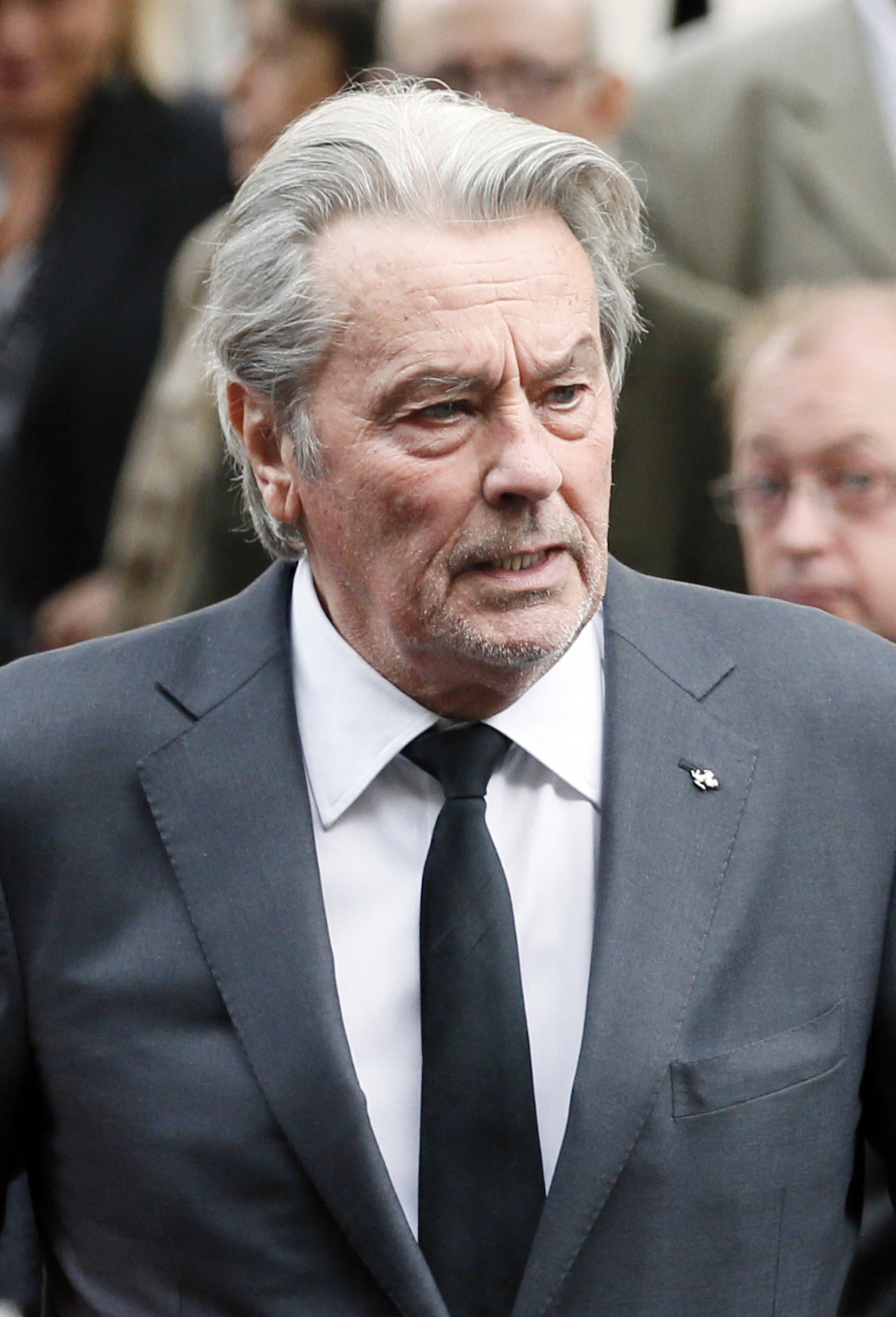 Alain Delon aux obsèques de Pierre Mondy, le 20 septembre 2012, à Paris, en France. | Source : Getty Images