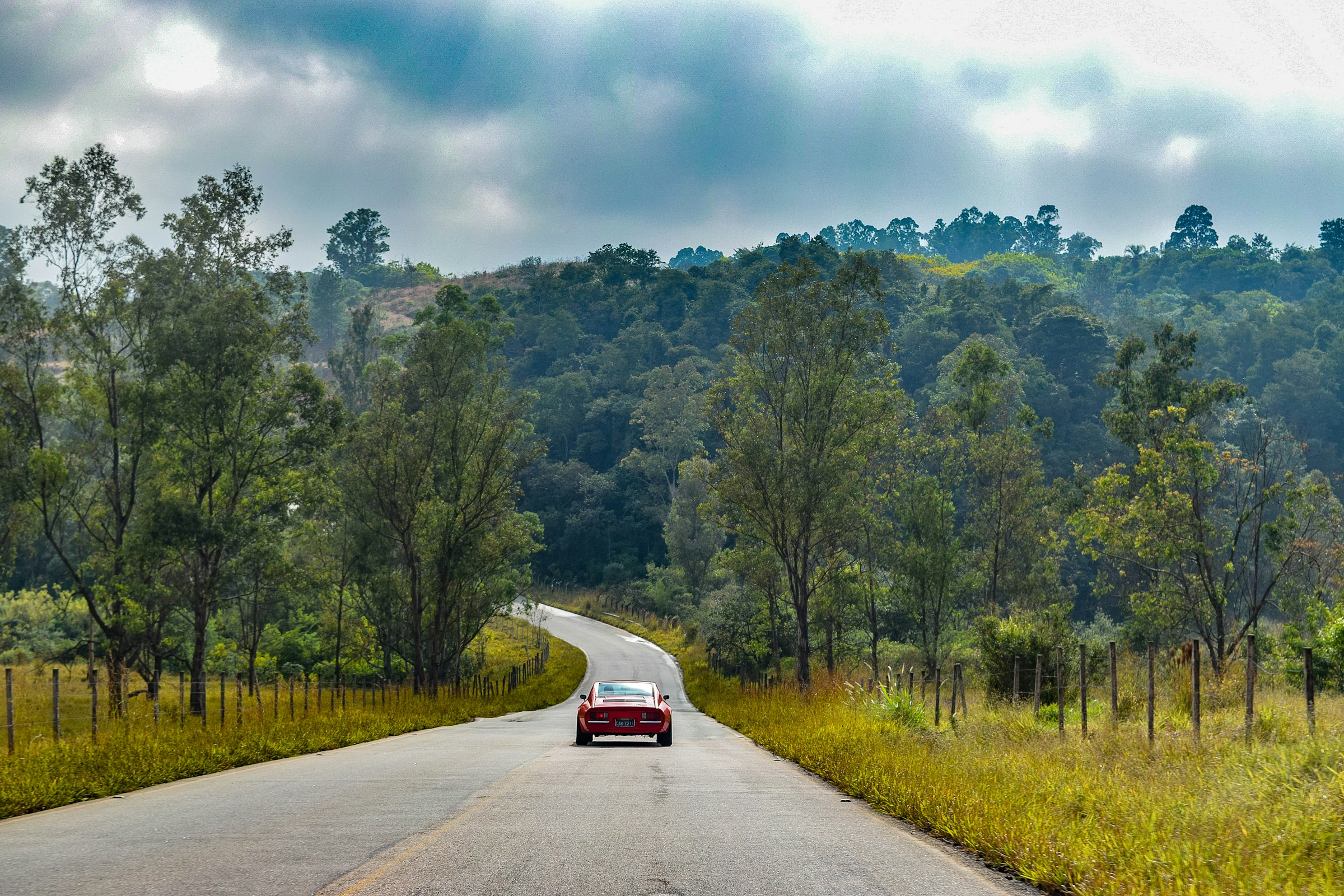 Une voiture rouge sur une route | Source : Unsplash