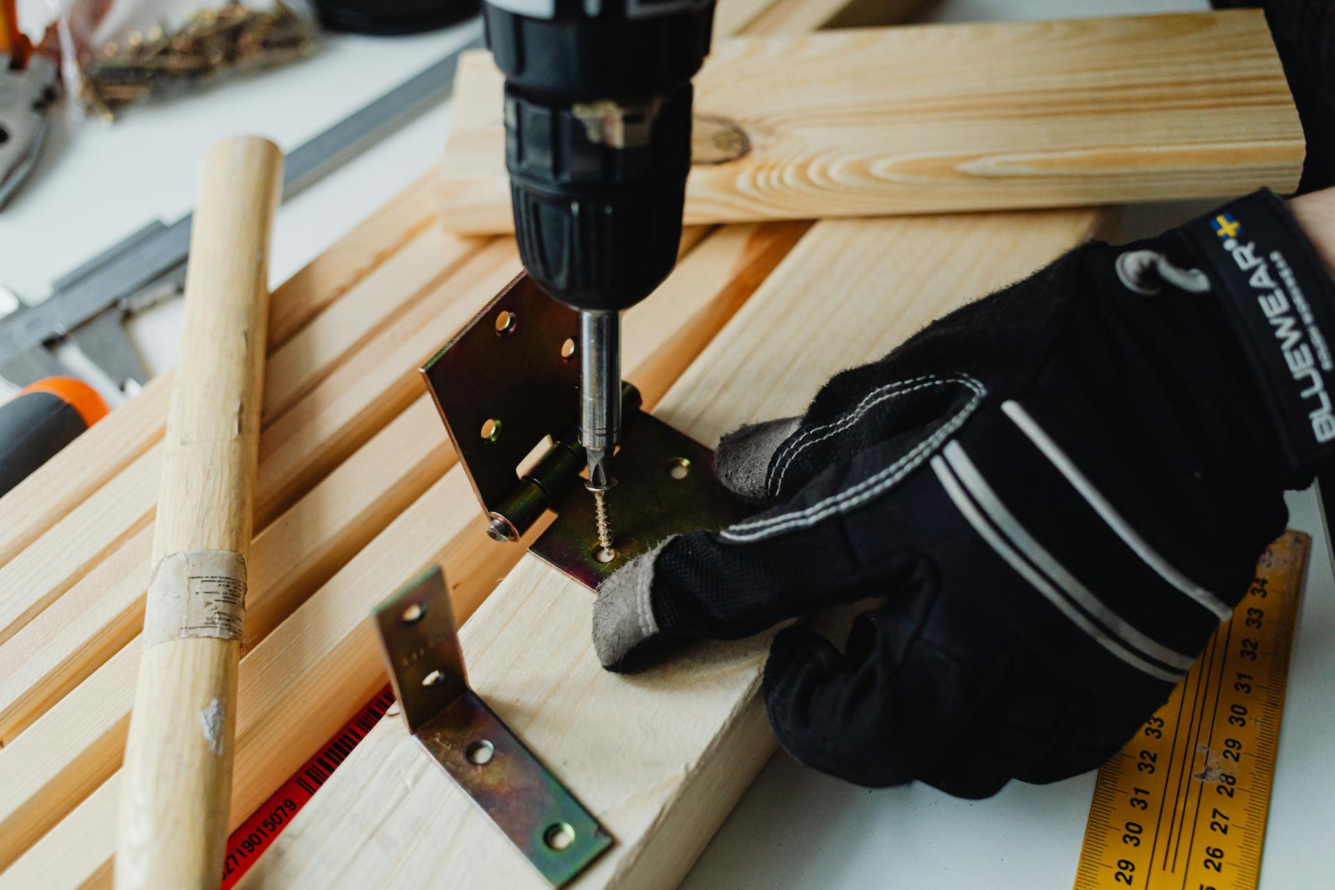 Un homme en train de travailler le bois | Source : Pexels