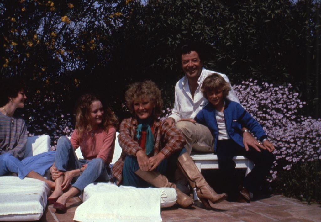 La chanteuse Petula Clark avec son fils Patrick Wolff, son mari Claude Wolff et sa fille Kate Wolff en 1985. | Photo : Getty Images