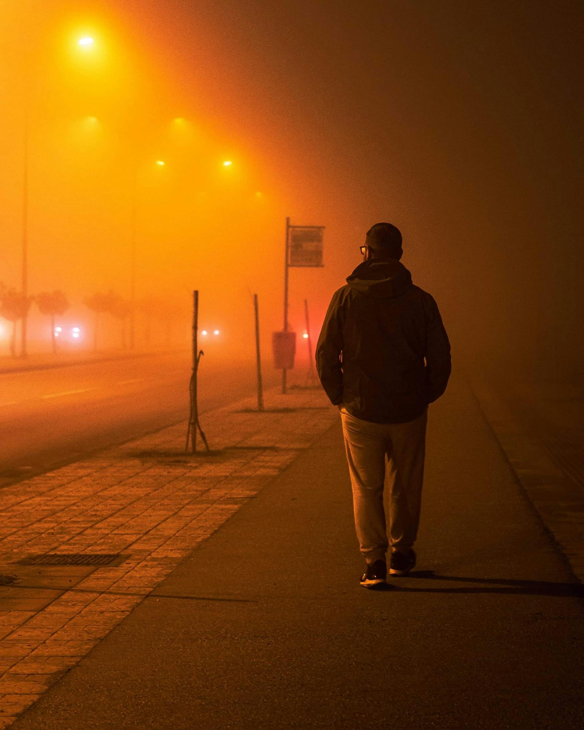 Un homme qui marche | Source : Pexels