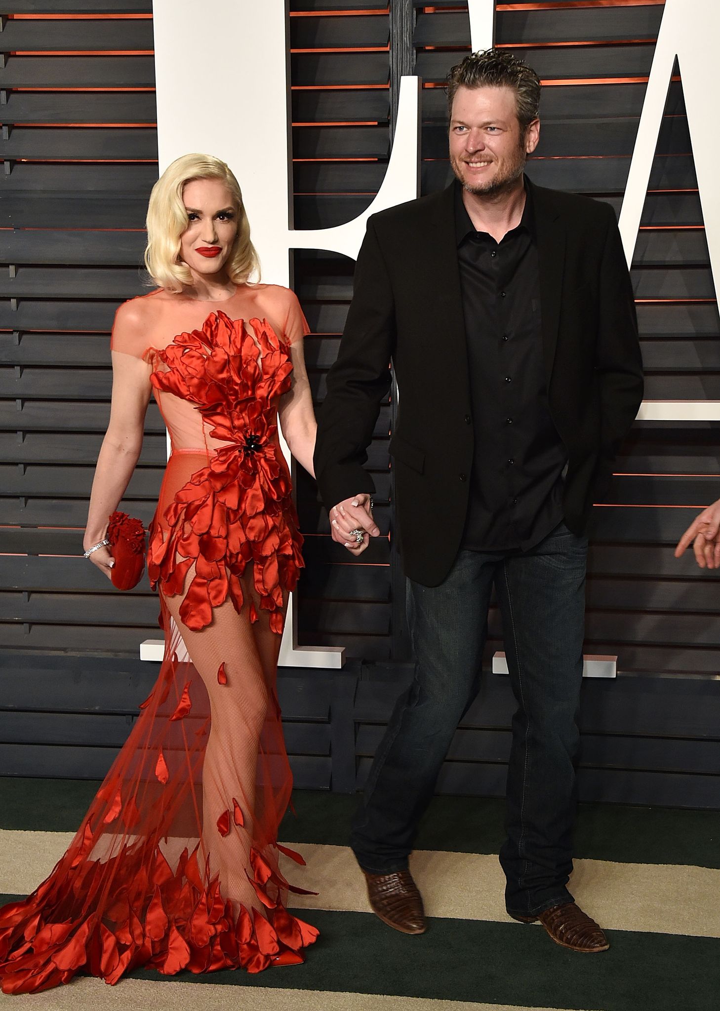 Les artistes Gwen Stefani (G) et Blake Shelton arrivent à la soirée des Oscars 2016 de Vanity Fair, animée par Graydon Carter | Photo : Getty Images 
