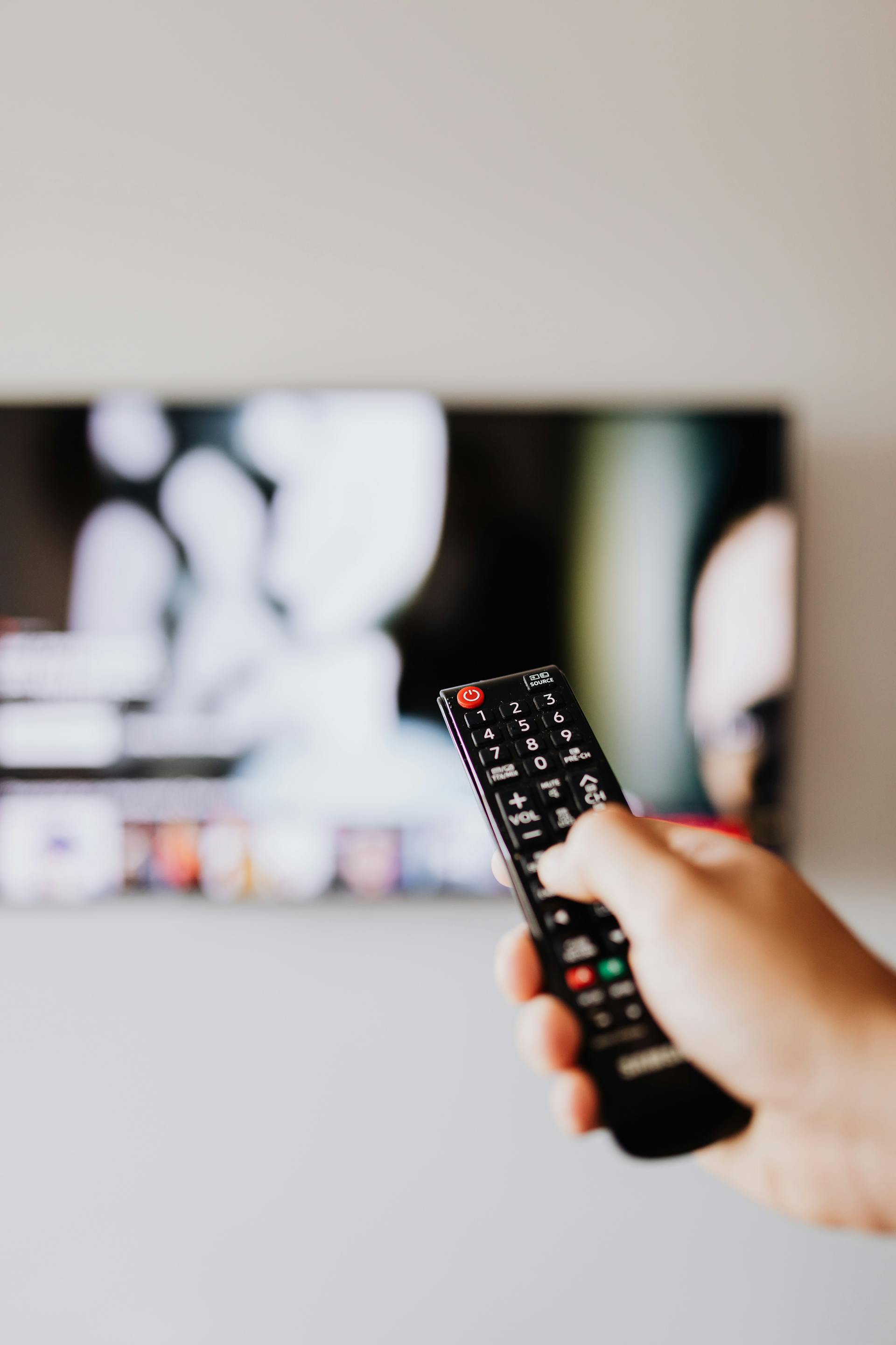 Une personne tenant une télécommande de télévision | Source : Pexels