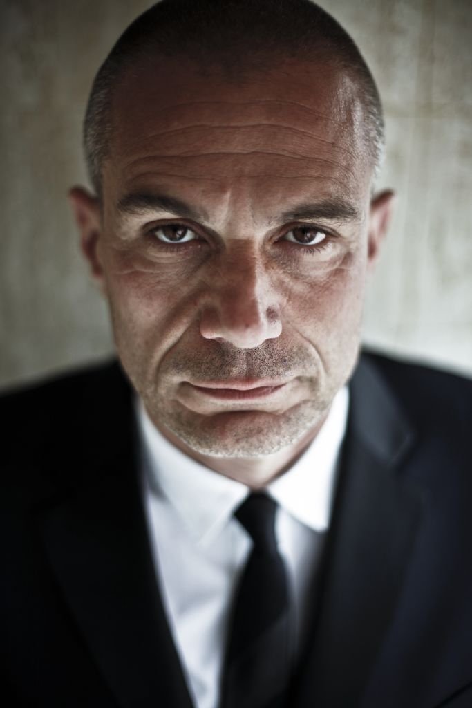 Laurent Weil pose lors d'une séance photo dans sa chambre d'hôtel pendant le 64e Festival de Cannes, le 13 mai 2011 à Cannes. | Photo : Getty Images