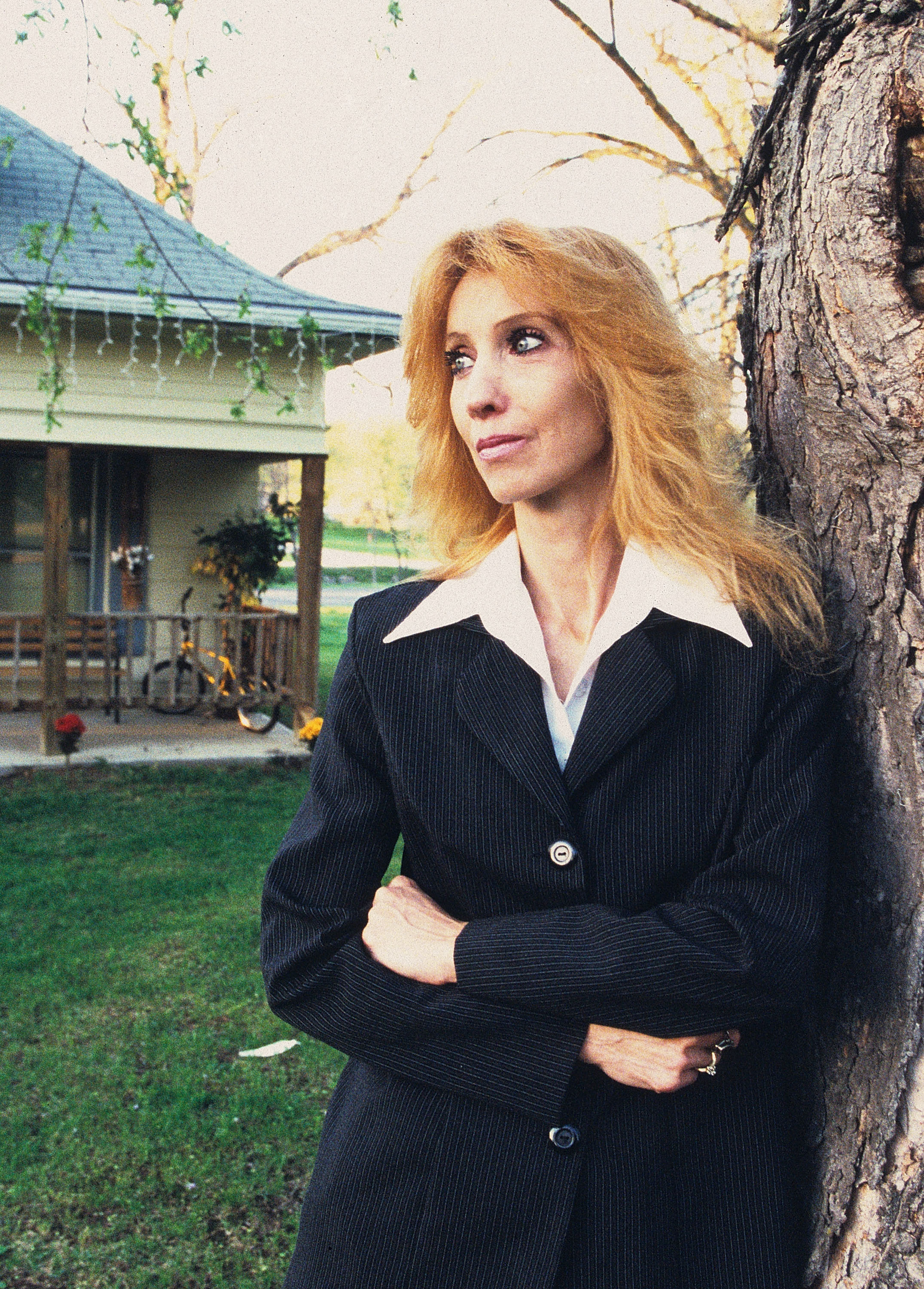 La mère d'Eminem, Debbie Nelson, lors d'une séance photo devant sa maison en septembre 2005 à Detroit, dans le Michigan | Source : Getty Images
