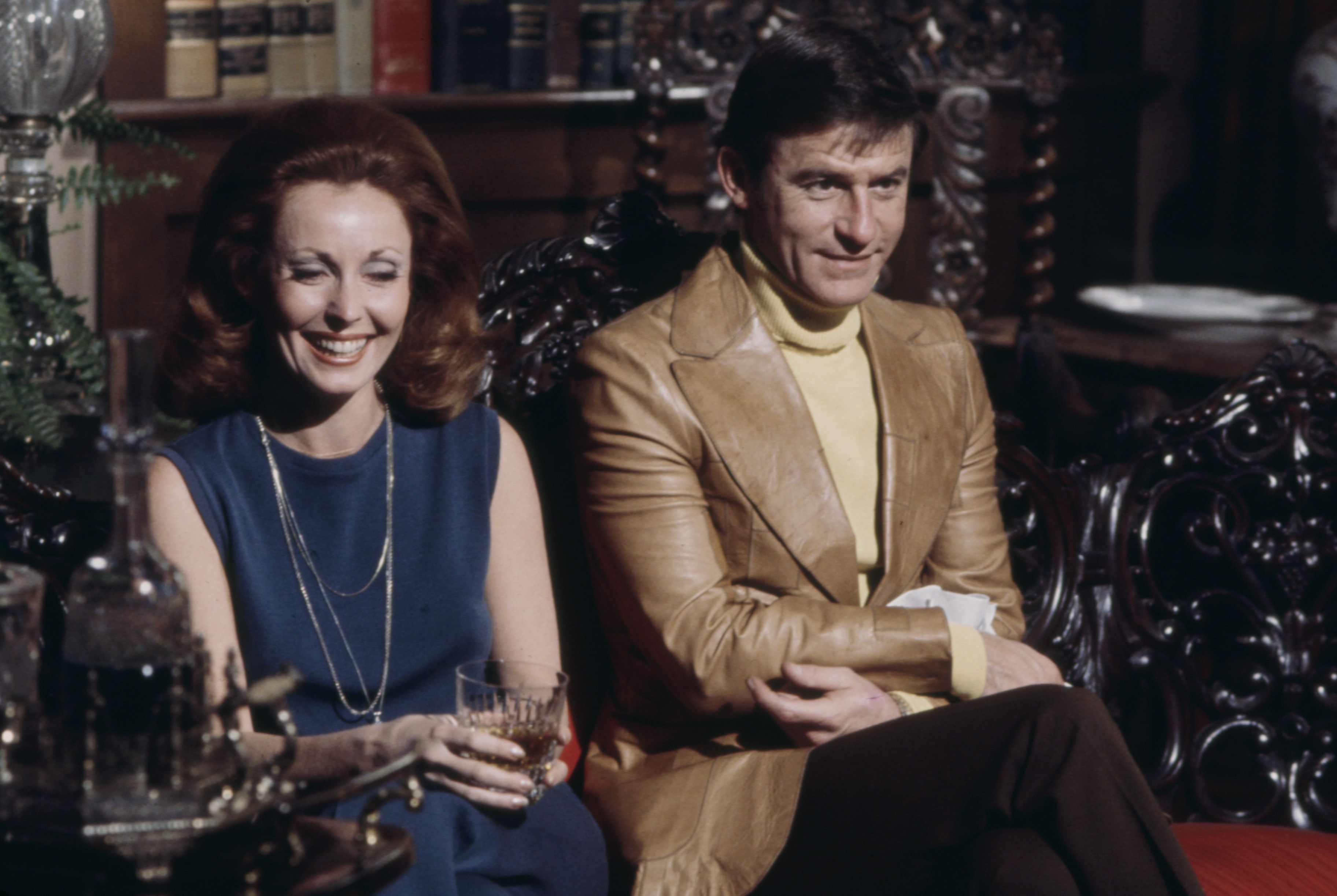 Judith McConnell et Roddy McDowall apparaissent dans la série télévisée ABC "Harry O" dans l'épisode "The Mysterious Case of Lester and Dr Fong" à Los Angeles, Californie en 1976. | Source : Getty Images