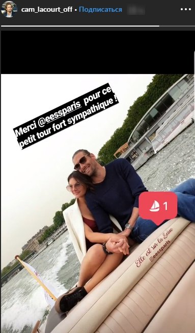 Camille Lacourt et sa nouvelle compagne en promenade sur un bateau à Paris, le 23 avril 2019. | Photo : Instagram story/Camille Lacourt Officiel