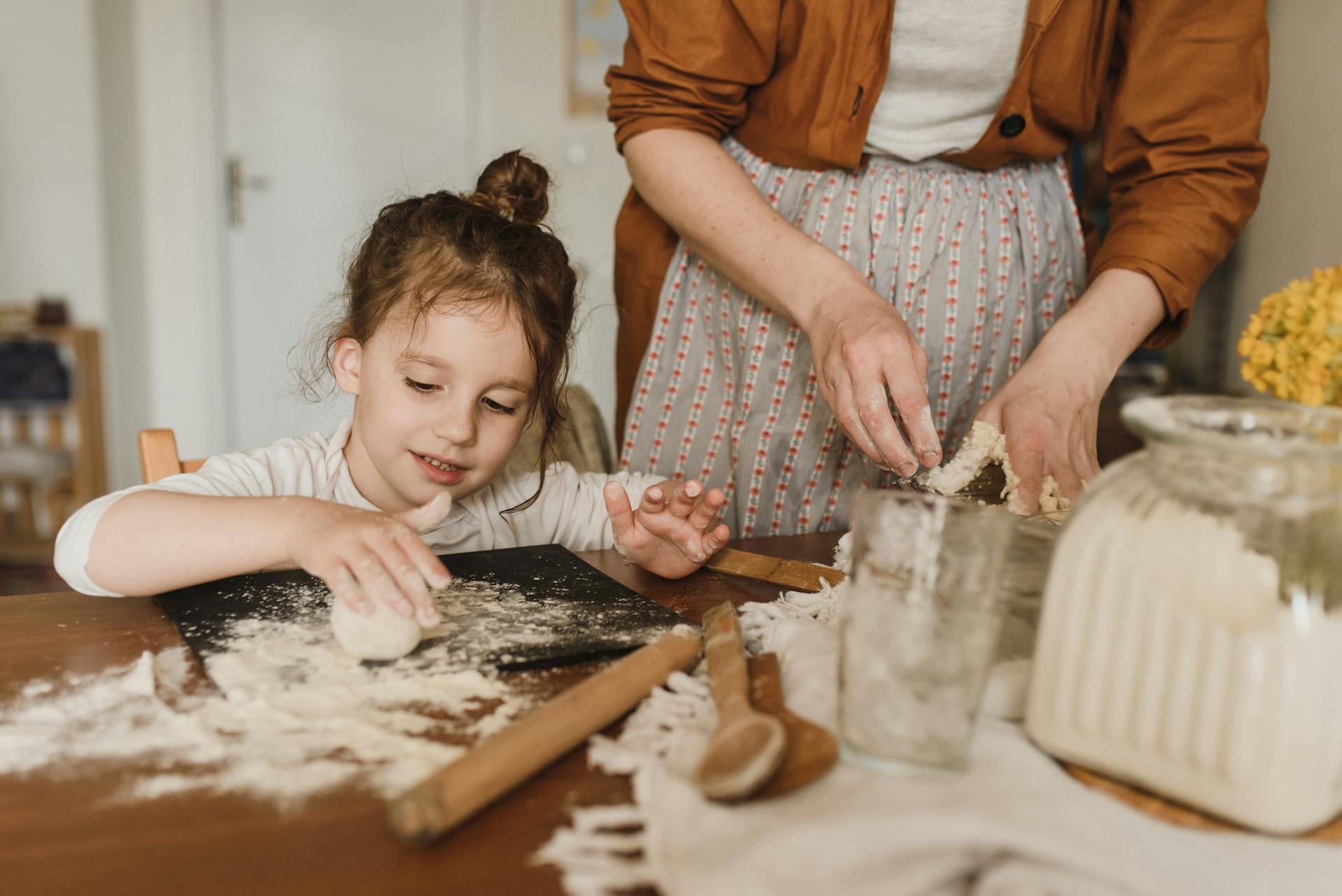 Une fille qui aide sa grand-mère à faire de la pâtisserie | Source : Pexels