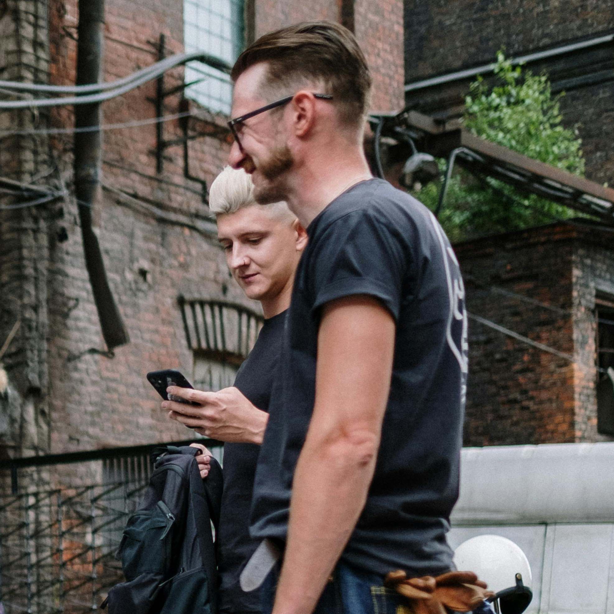 Deux hommes discutent dans l'allée devant une maison | Source : Pexels