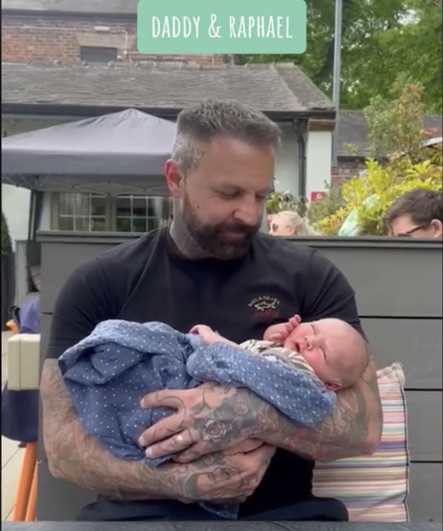 Papa Tom tient son fils cadet, Raphael, dans ses bras. | Source : tiktok.com/@tom_leeds