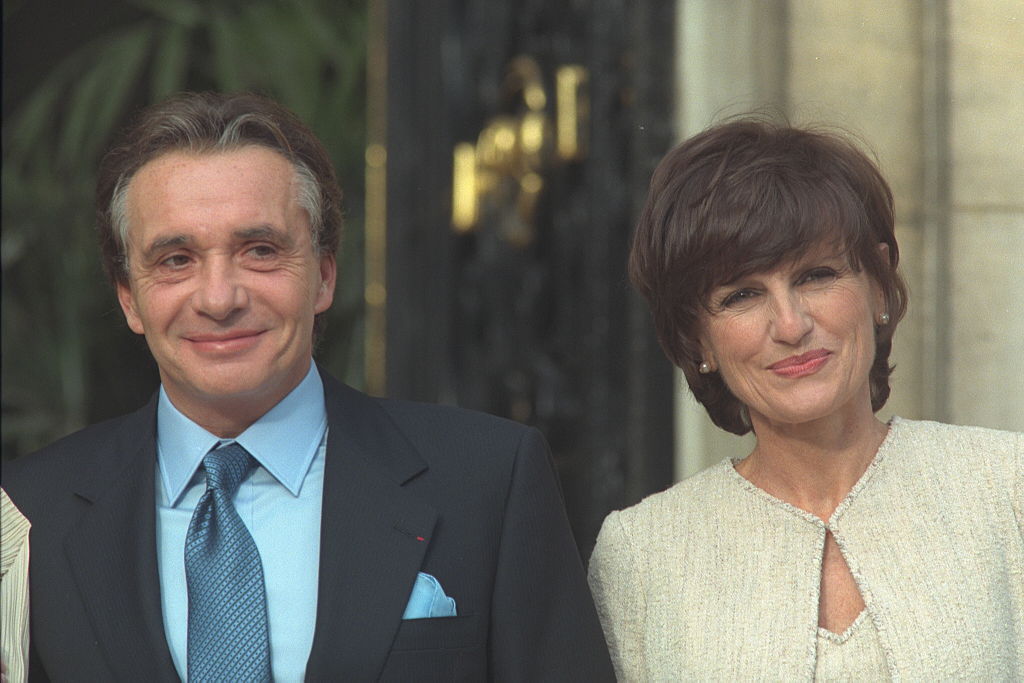 Michel Sardou avec sa nouvelle épouse Anne-Marie Périer, rédactrice en chef du magazine Elle. (Photo par Jacques Langevin/Sygma/Sygma via Getty Images)