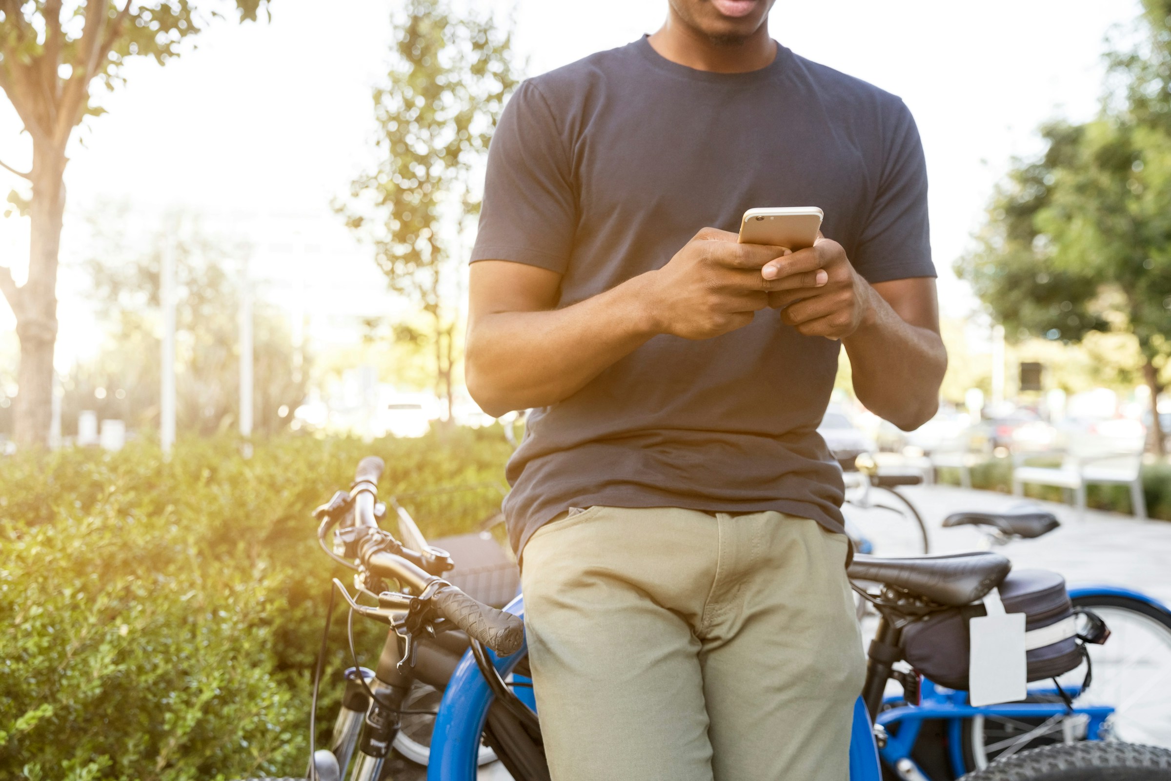 Un homme utilisant son téléphone | Source : Unsplash