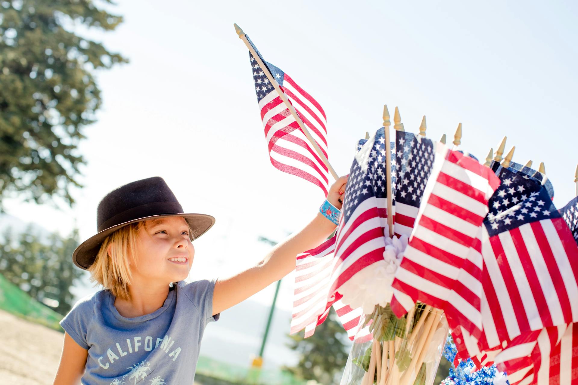 Un jeune garçon tenant un drapeau des États-Unis | Source : Pexels