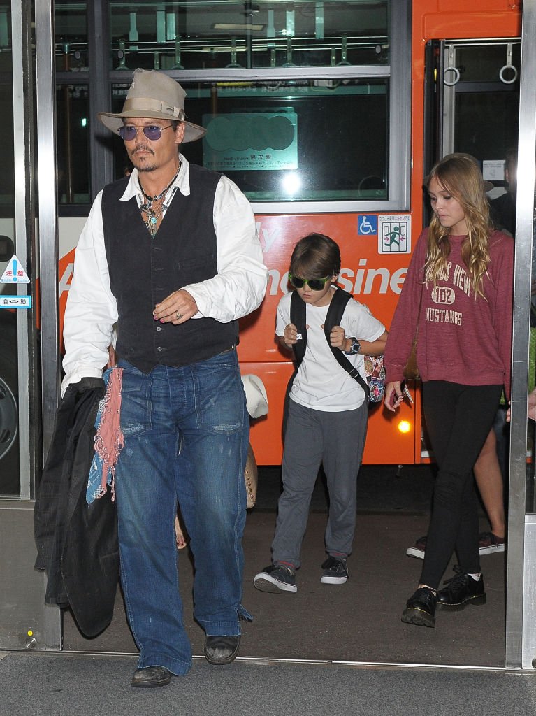 Johnny Depp, Jack Depp et Lily Rose Melody Depp arrivent à l'aéroport international de Narita le 16 juillet 2013 à Narita, au Japon. І Source : Getty Images