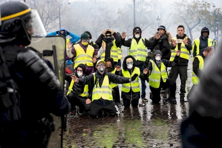 Les gilets jaunes mettant à genoux devant les CRS. l Source: Getty Images