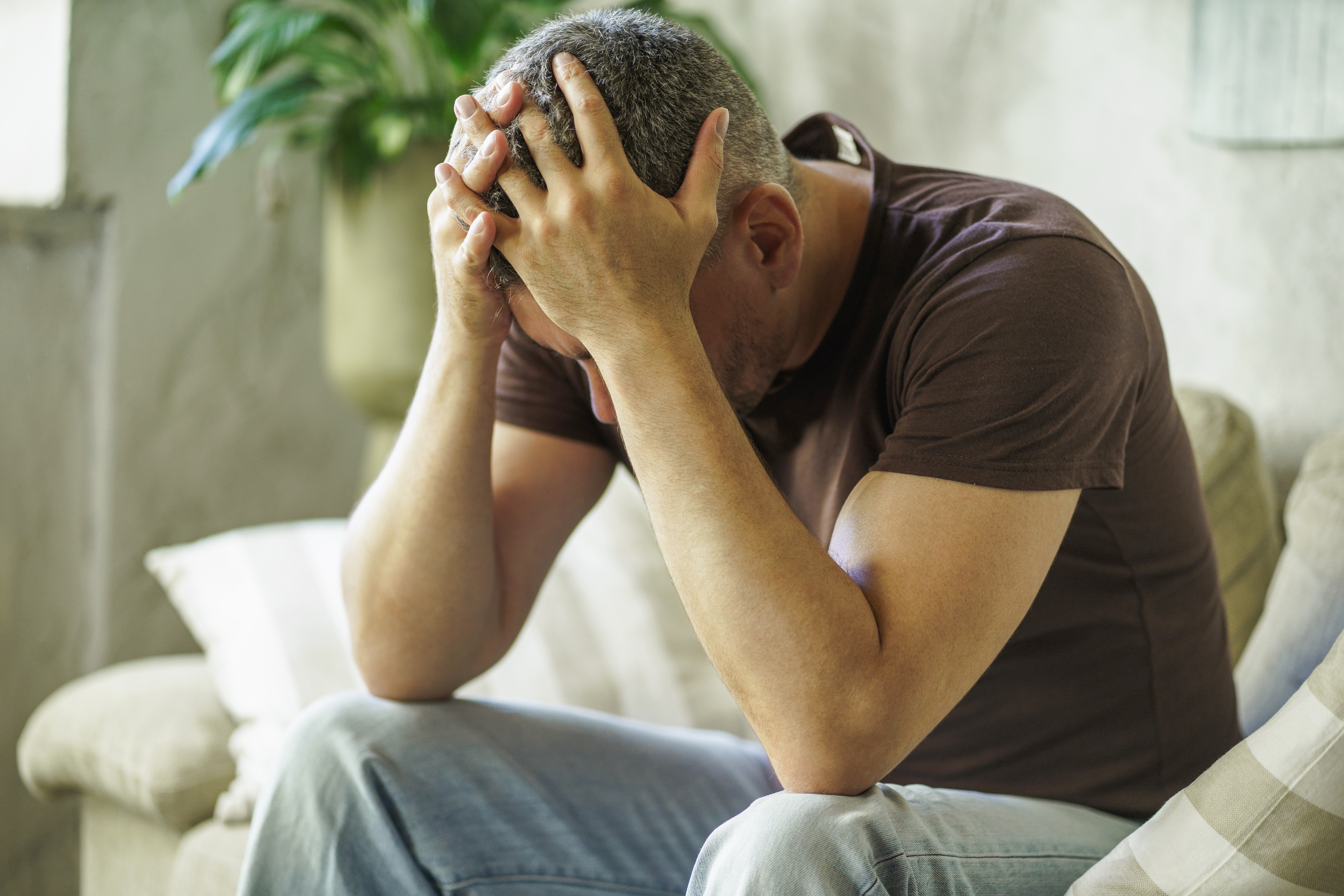 Homme d'âge moyen frustré | Source : Shutterstock
