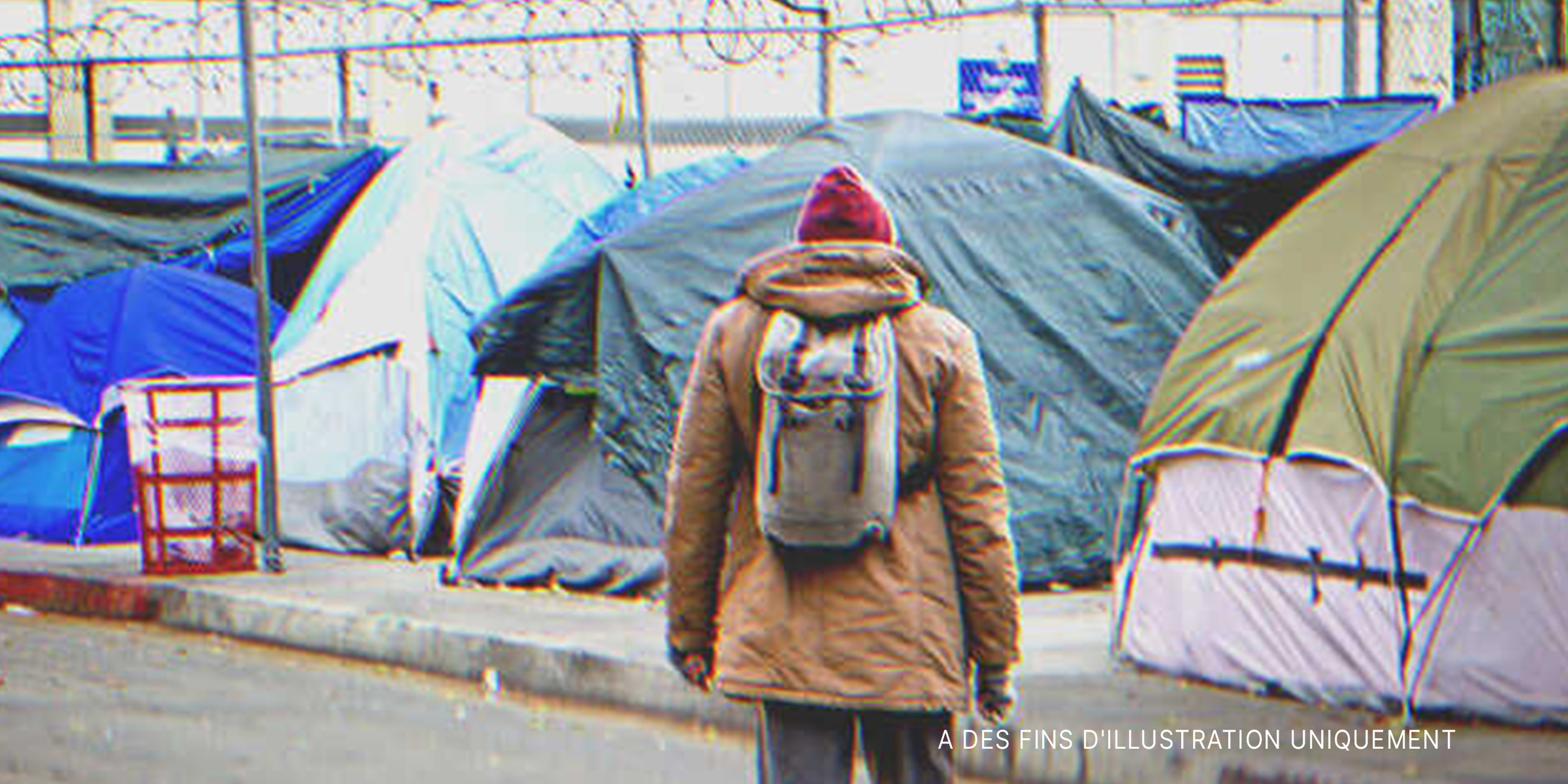 Homme devant des tentes. | Source : Shutterstock