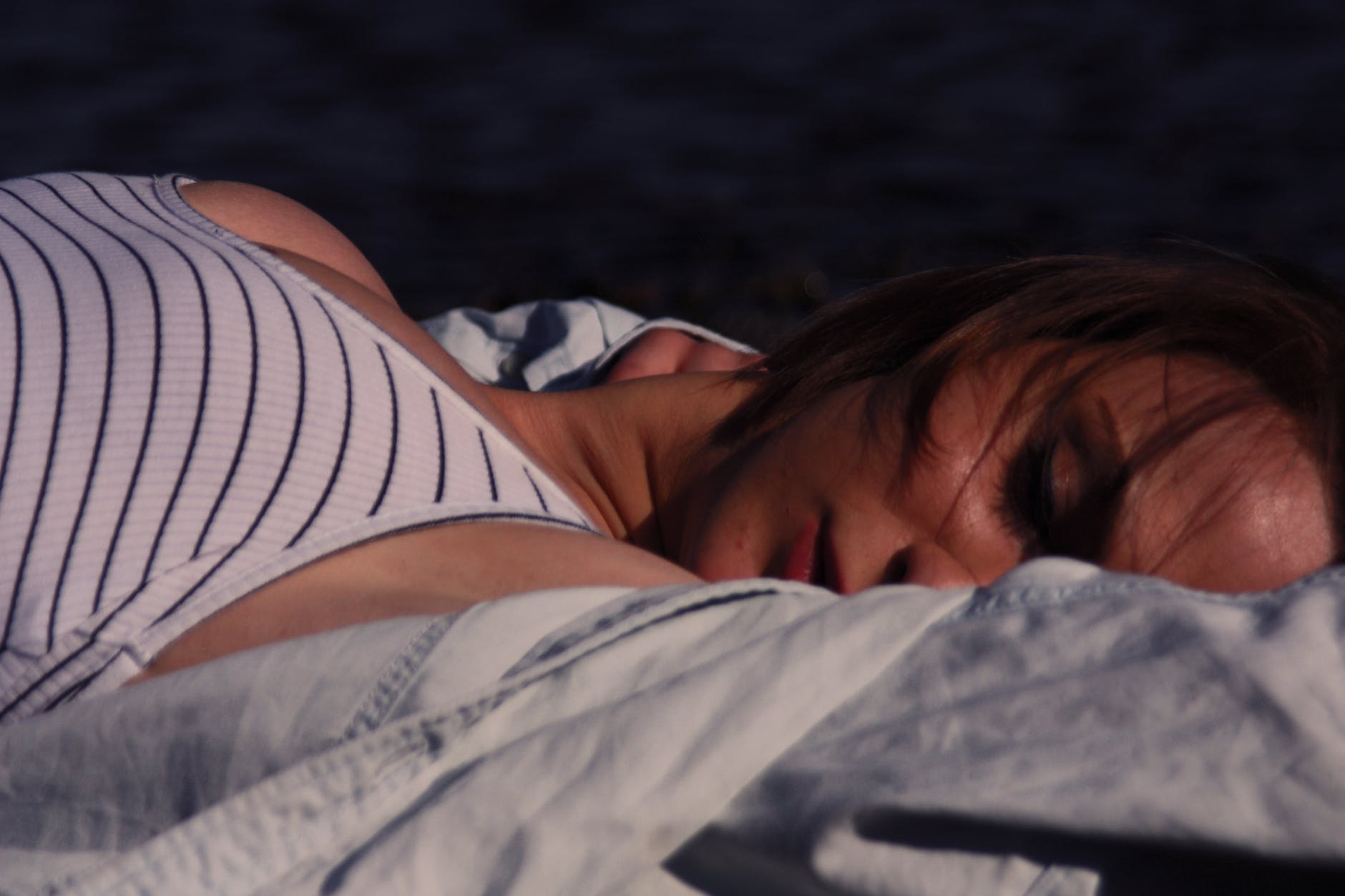 Une femme qui dort. | Photo : Pexels