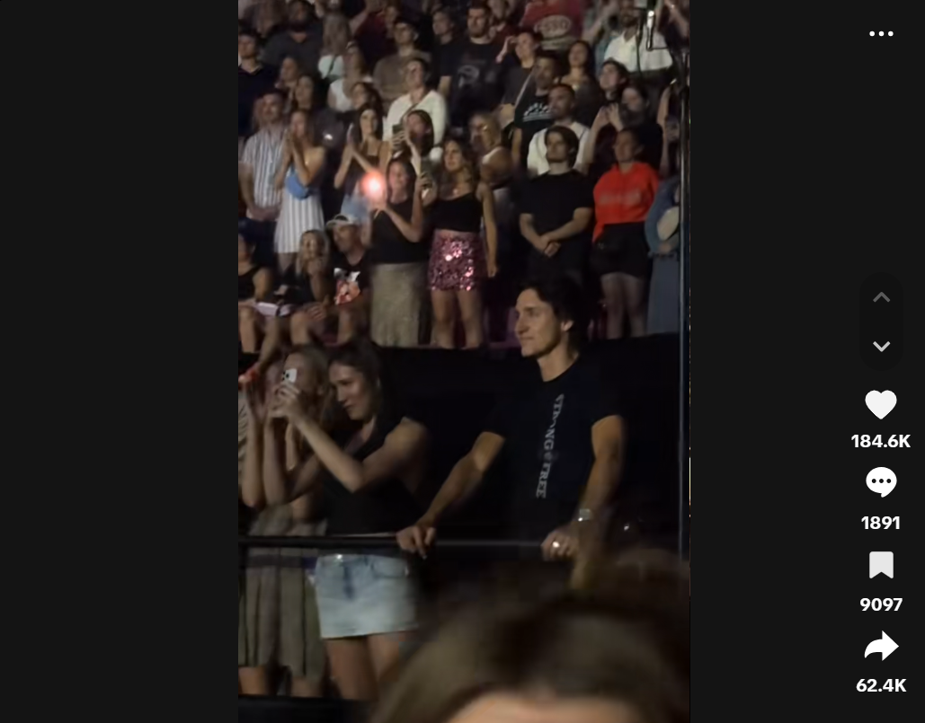 Justin Trudeau debout dans la foule lors d'un concert de Katy Perry à Montréal, au Canada, dans une vidéo datée du 30 juillet 2025. | Source : TikTok/@avocado6713