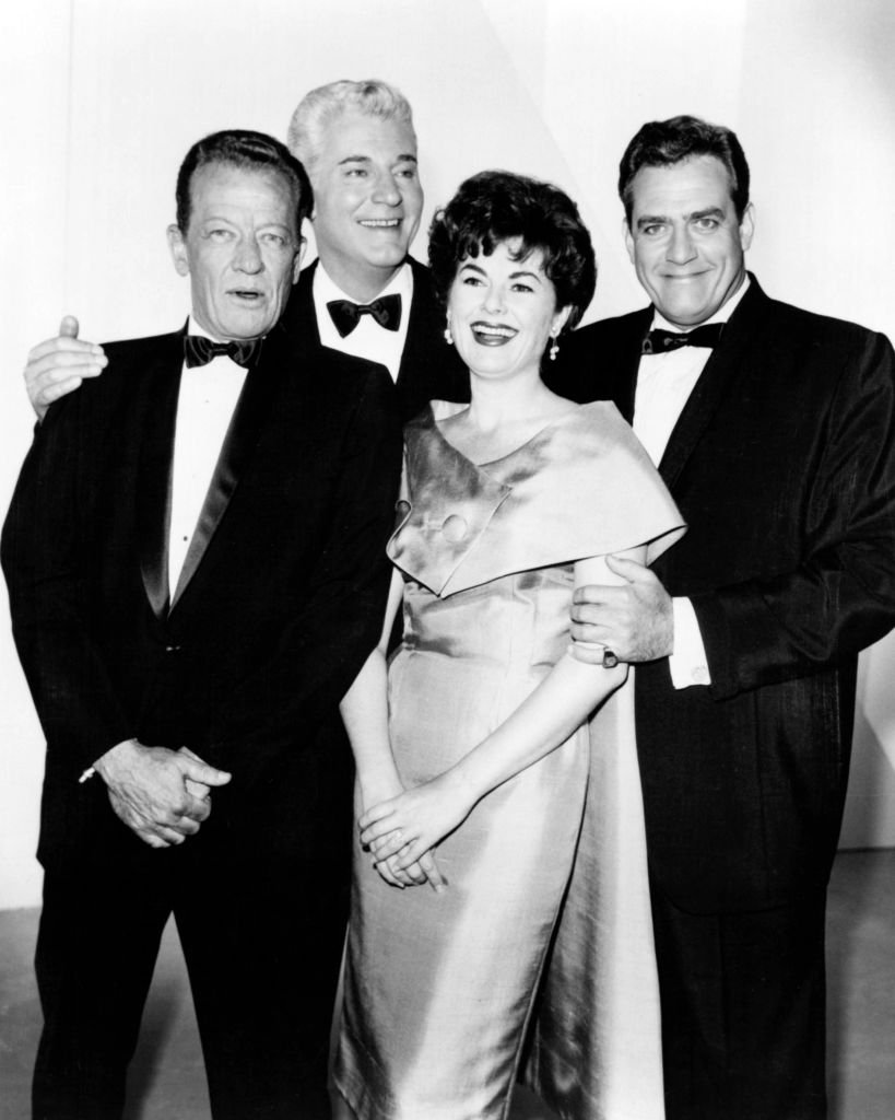 Raymond Burr, Barbara Hale et d'autres stars de "Perry Mason" lors d'une cérémonie de remise de prix, vers 1958 | Photo : Getty Images