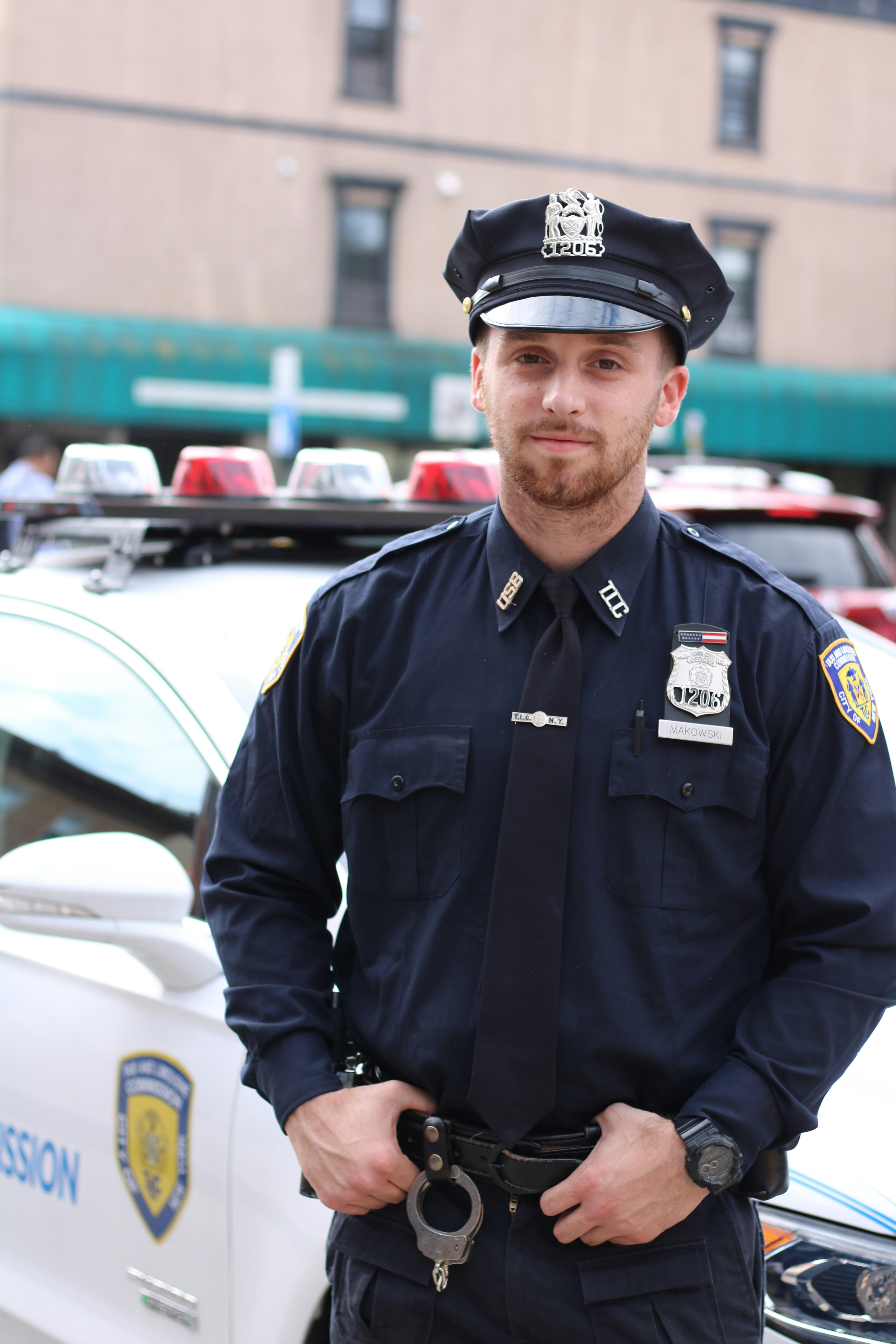 Un policier se tient près de sa voiture | Source : Unsplash