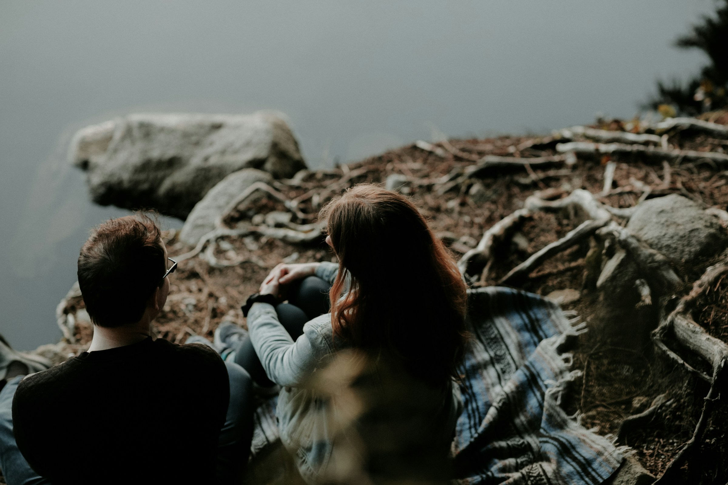 Un couple ayant une conversation sérieuse | Source : Unsplash