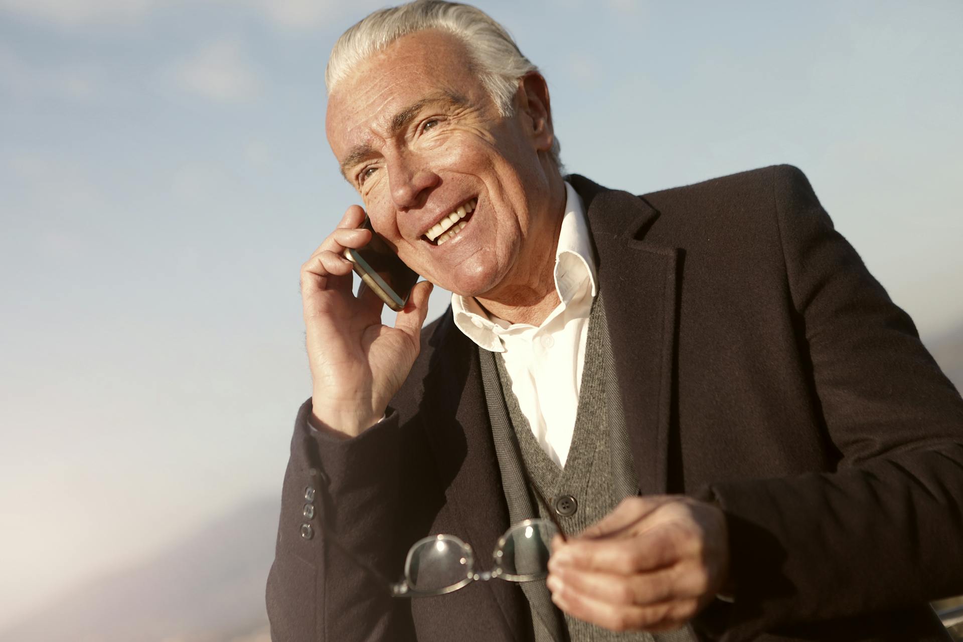 Un homme âgé ravi de parler au téléphone | Source : Pexels