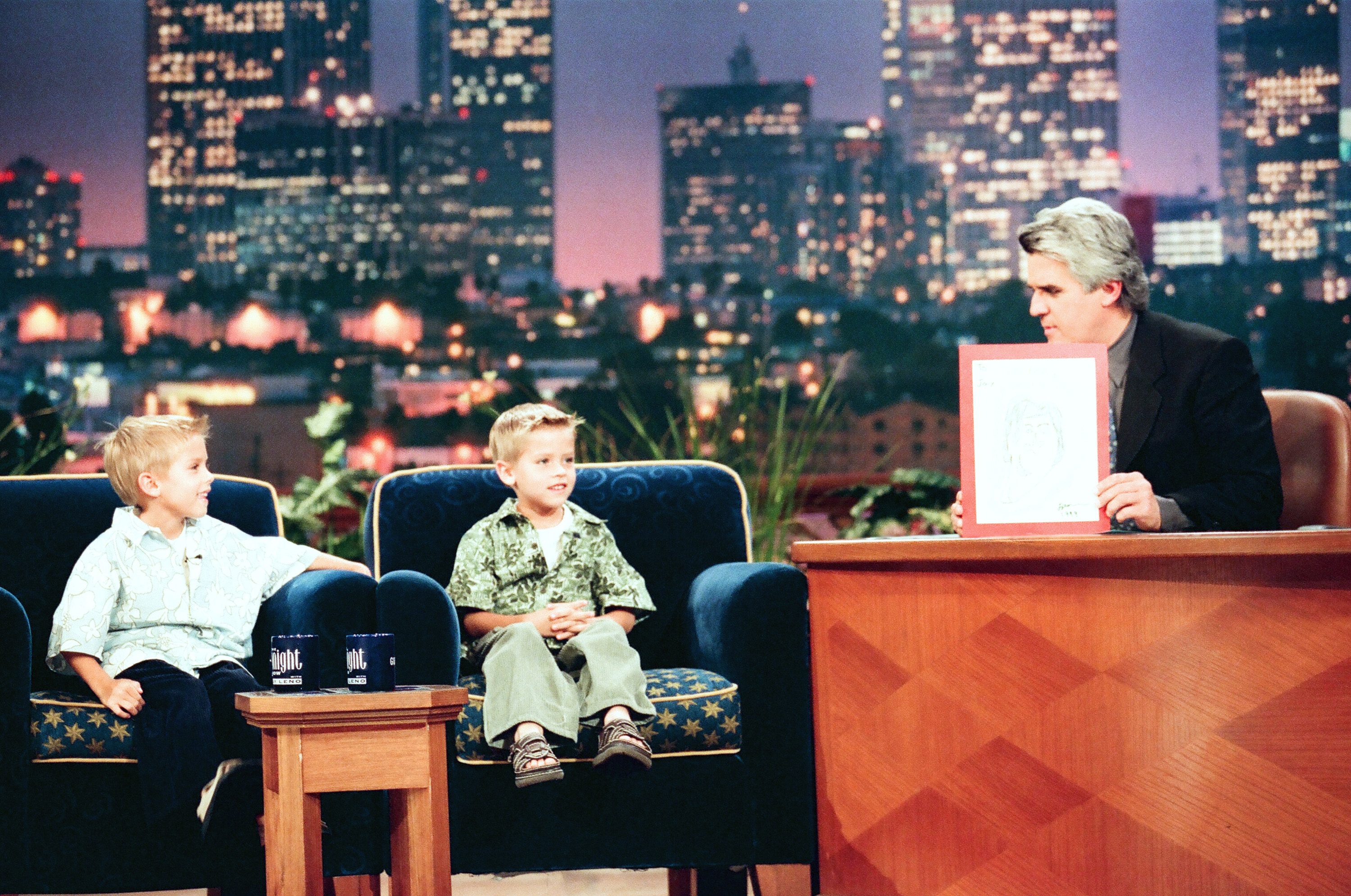 [Jay Leno, Dylan et Cole Sprouse dans l'épisode 151460 de "The Tonight Show with Jay Leno", le 18 juin 1999. | Source : Getty Images