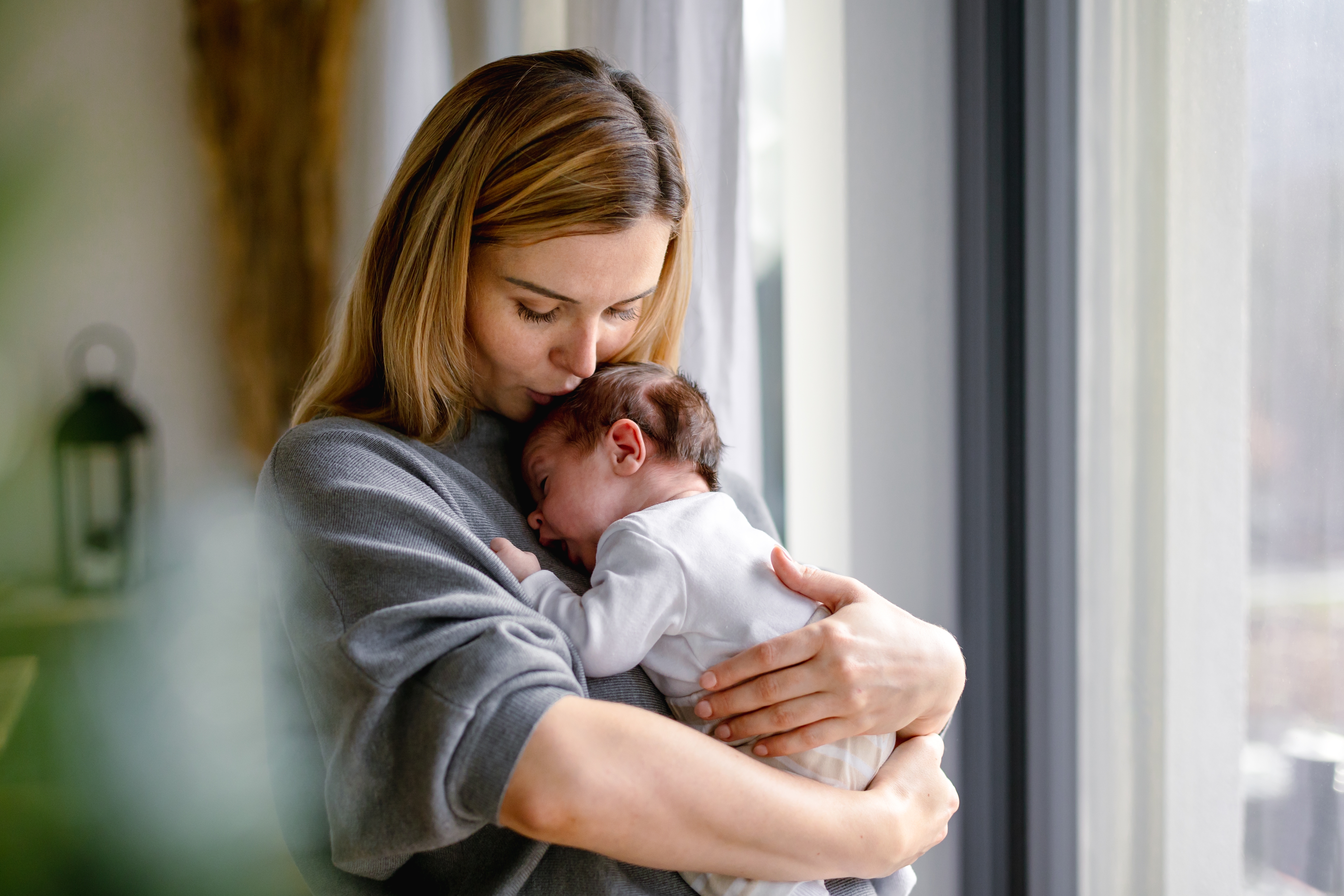 Une femme tenant un nouveau-né | Source : Shutterstock
