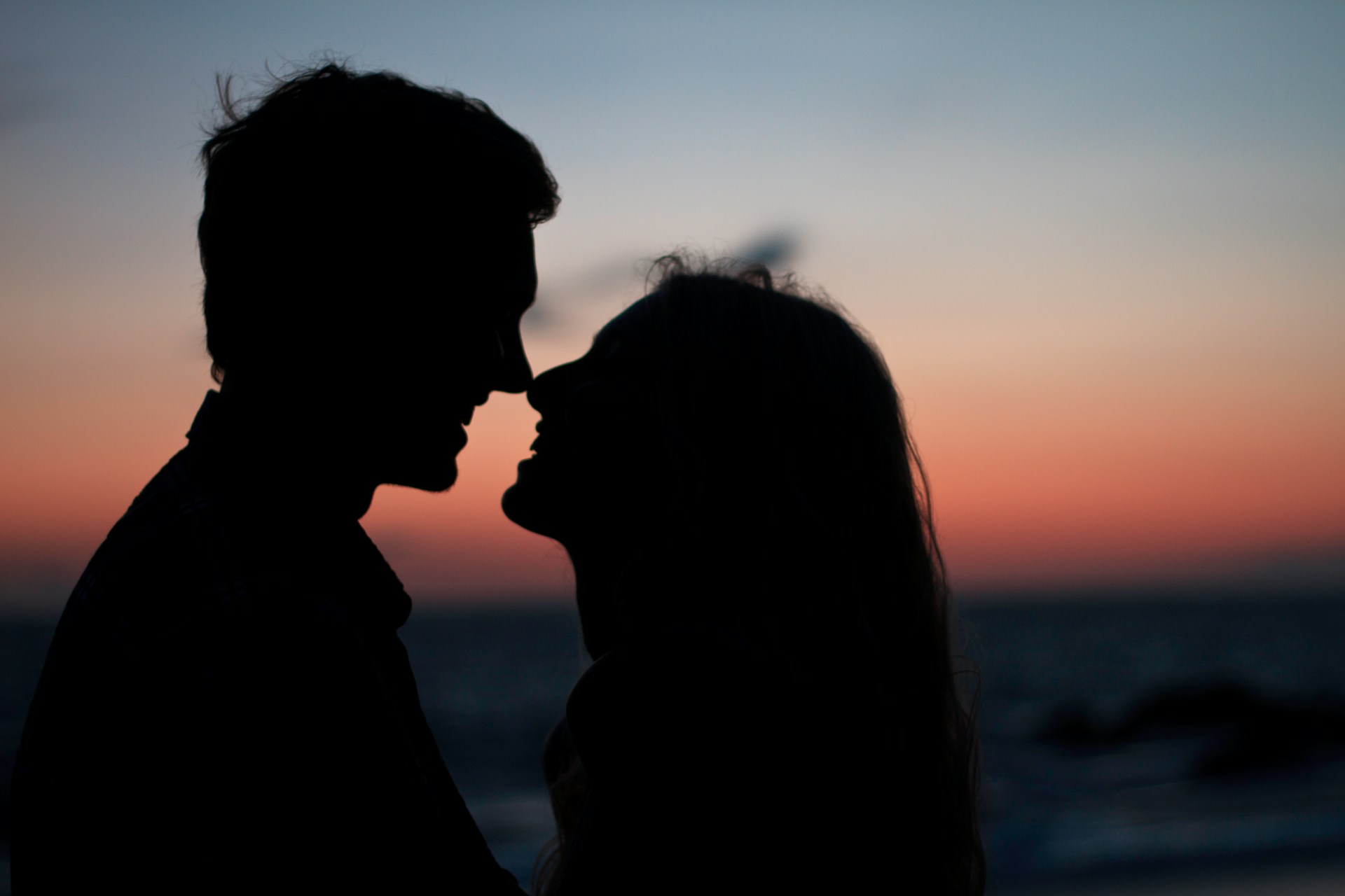 Silhouette d'un couple romantique | Source : Unsplash