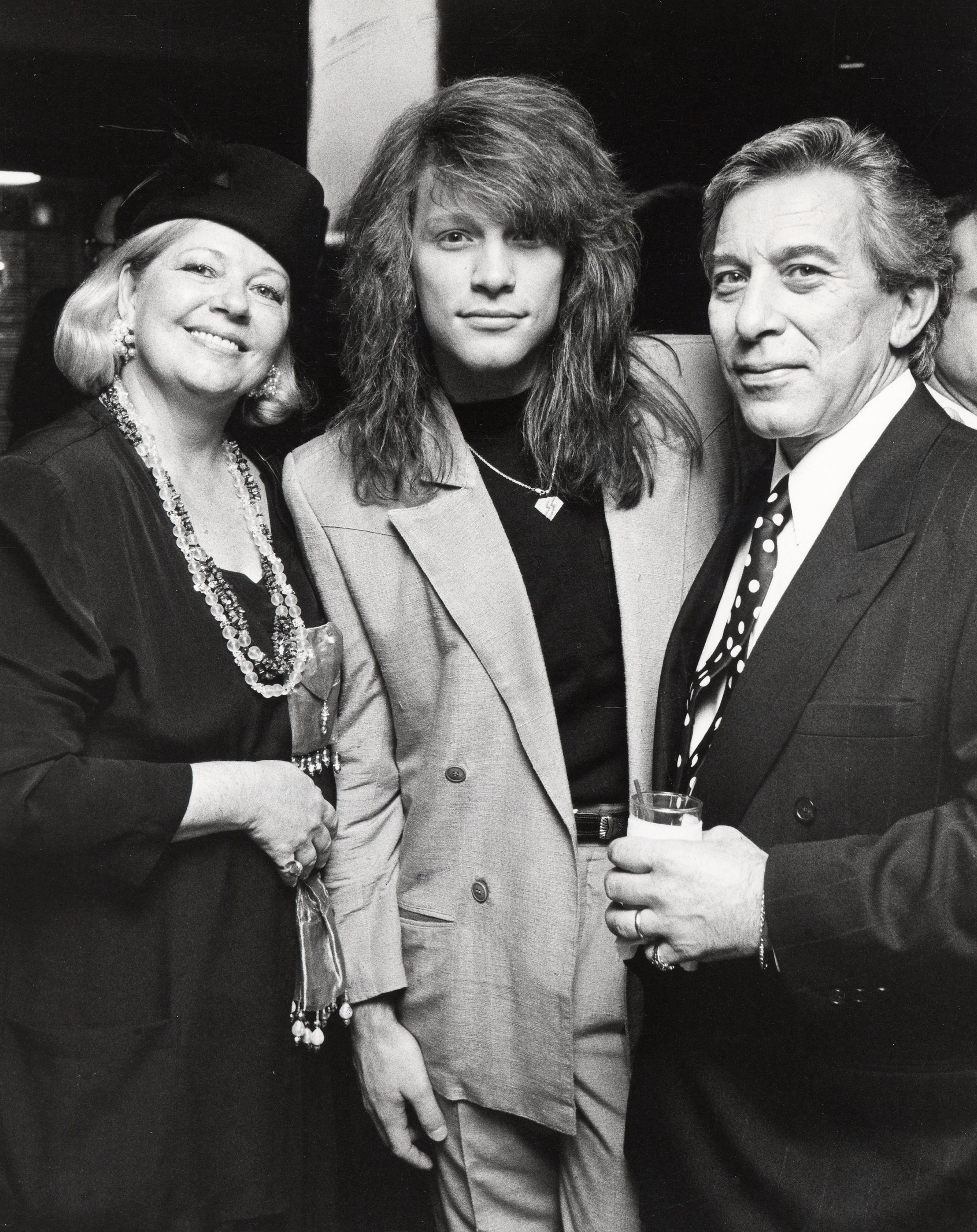 Le musicien et ses parents Carol Bongiovi et John Bongiovi lors de la 3e édition du Silver Clef Award Honors Bon Jovi en novembre 1990 | Source : Getty Images