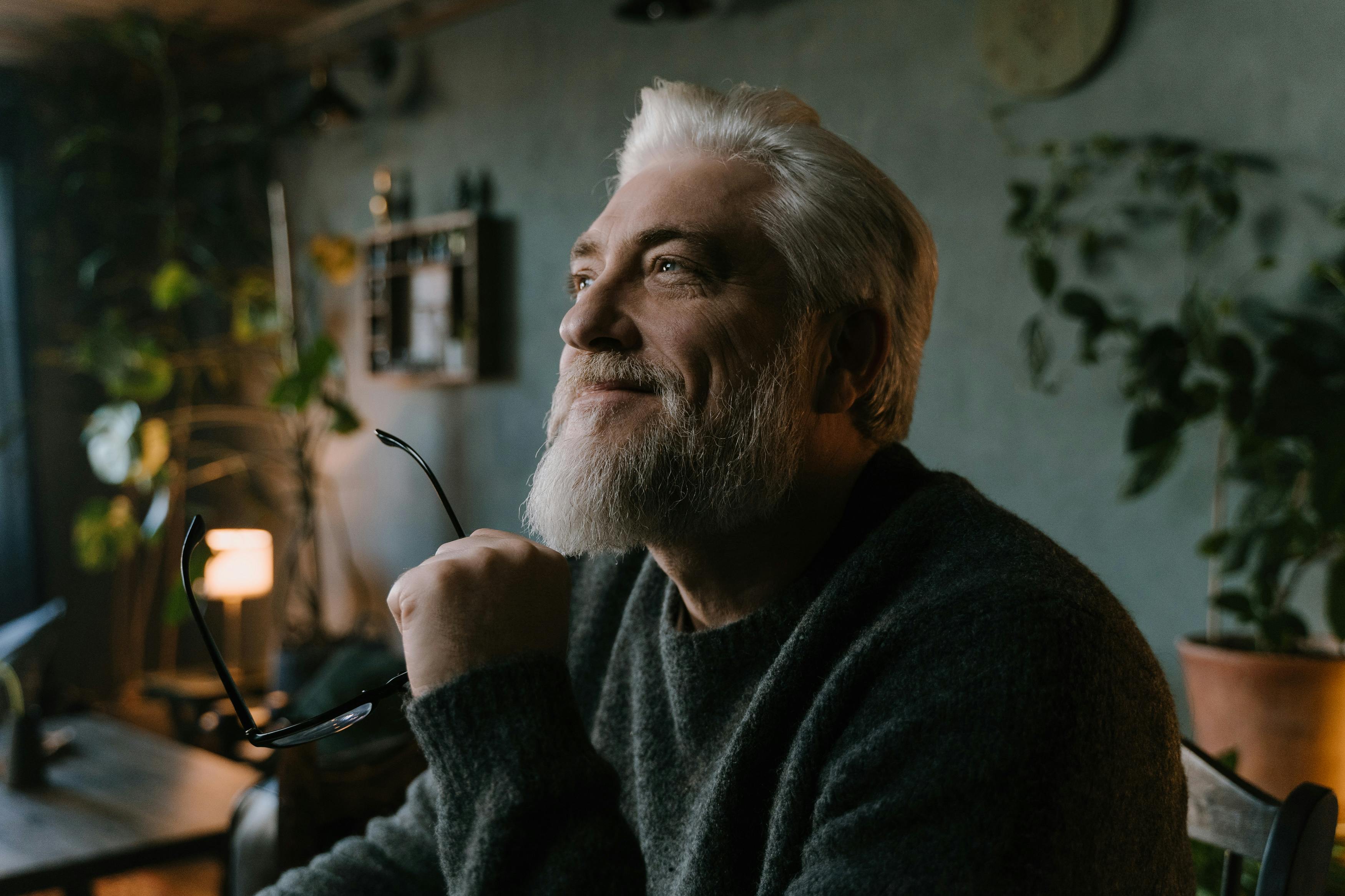 Un homme âgé souriant | Source : Pexels
