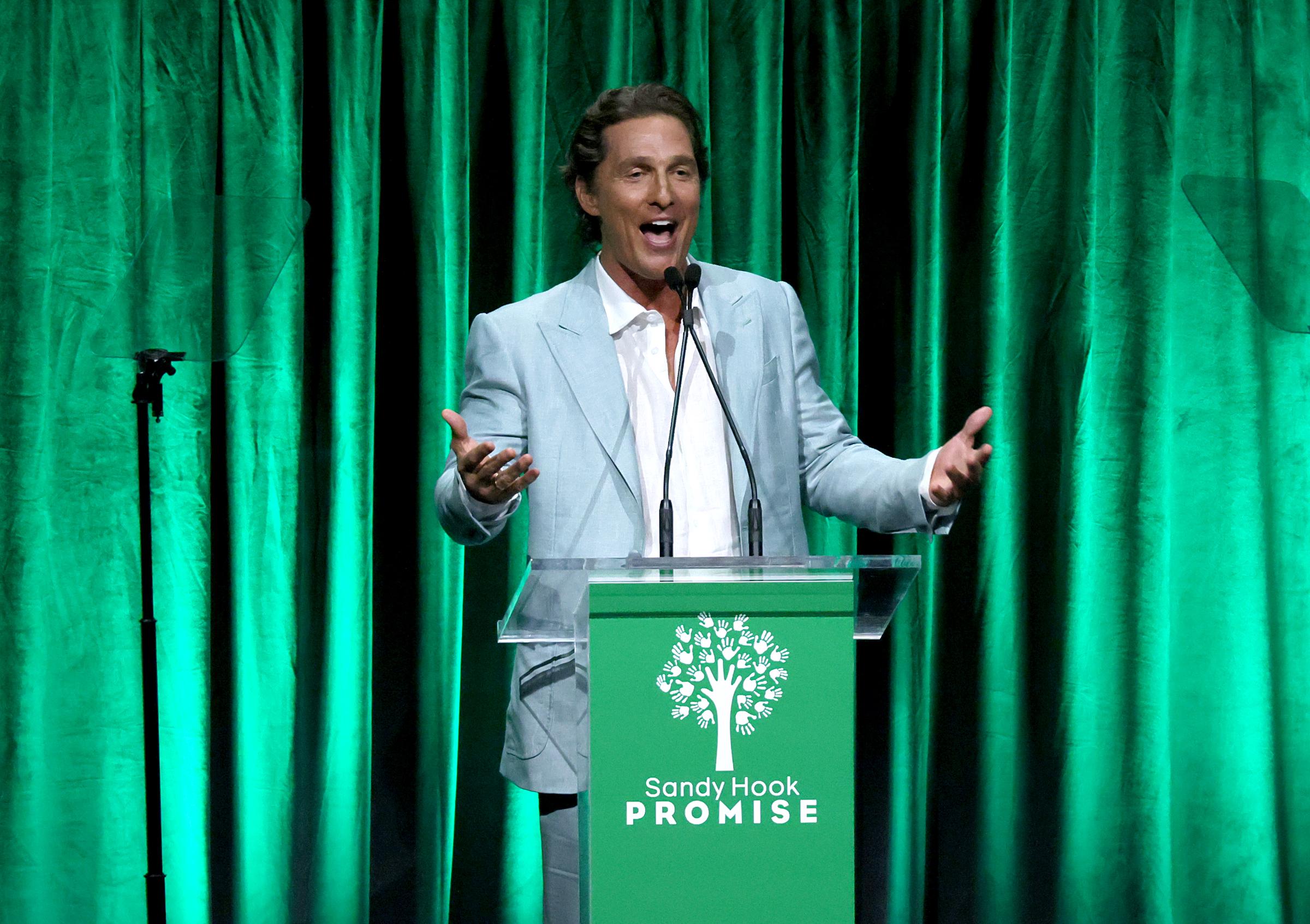 Matthew McConaughey prend la parole lors de la soirée de bienfaisance 2022 Sandy Hook Promise à New York, le 6 décembre 2022. | Source : Getty Images