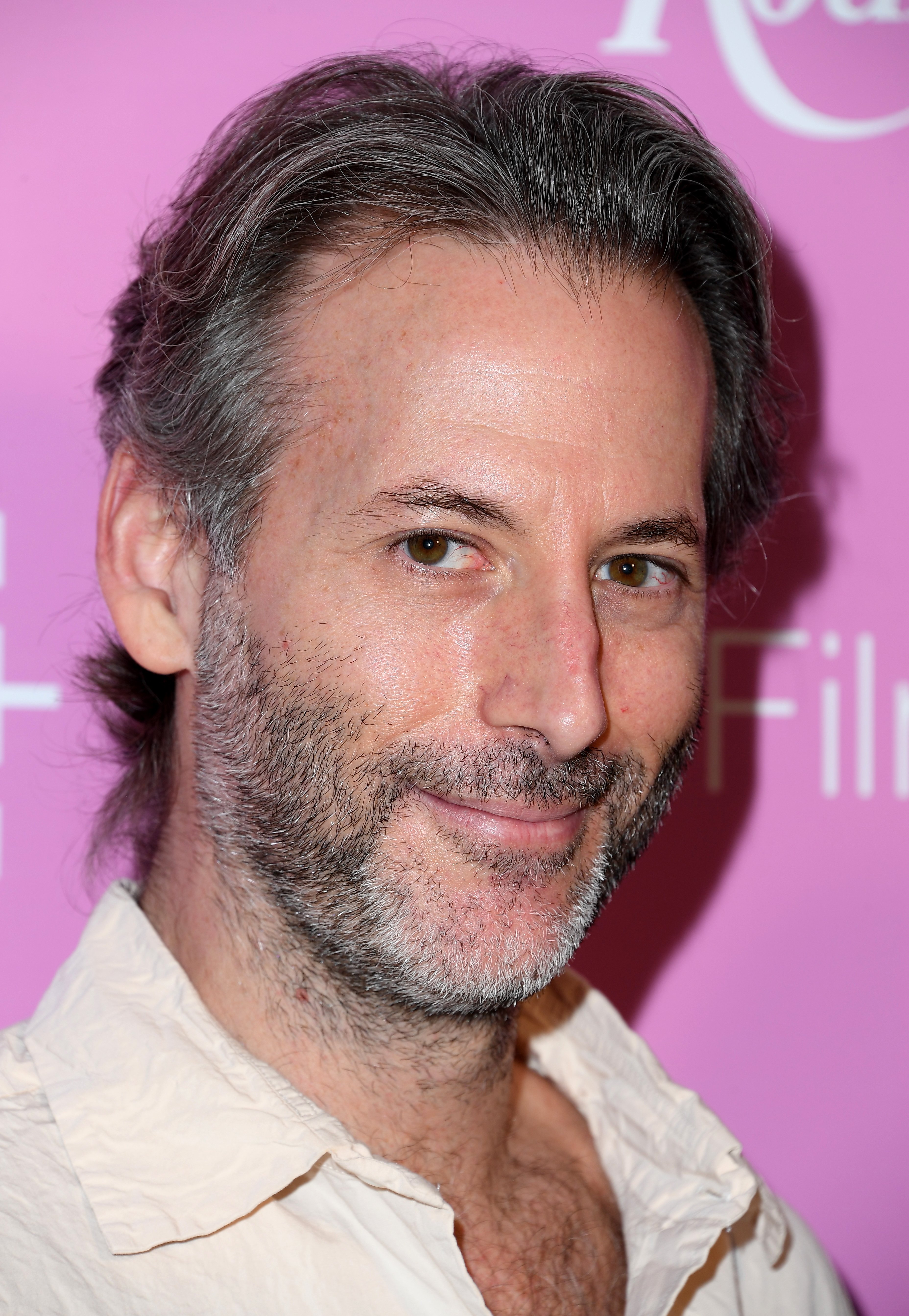 Jeff Baena pose sur le tapis rouge lors de la projection spéciale à Los Angeles de "Spin Me Round" d'IFC Films, le 17 août 2022, à West Hollywood | Source : Getty Images