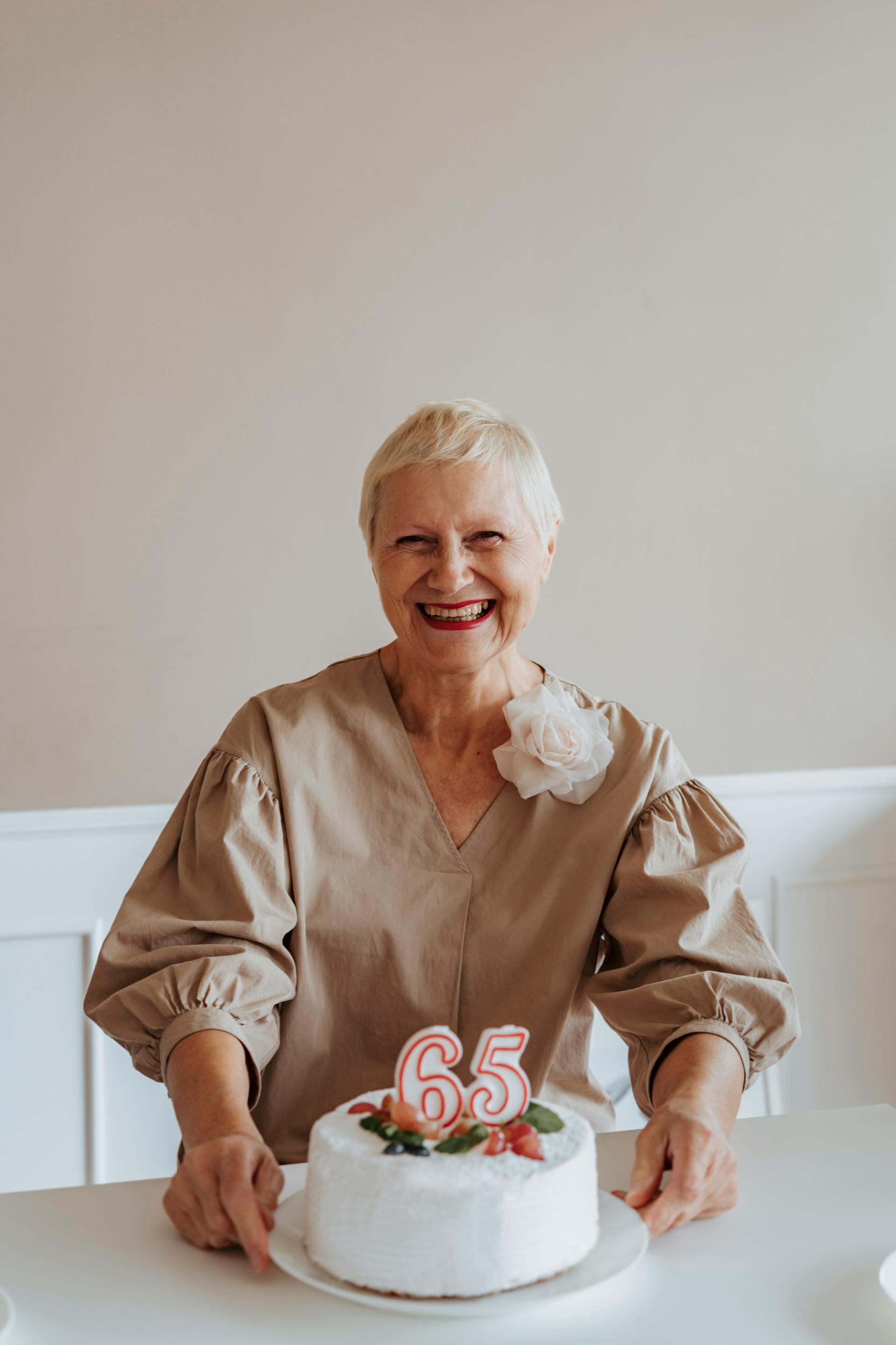 Une femme âgée qui fête son anniversaire | Source : Pexels