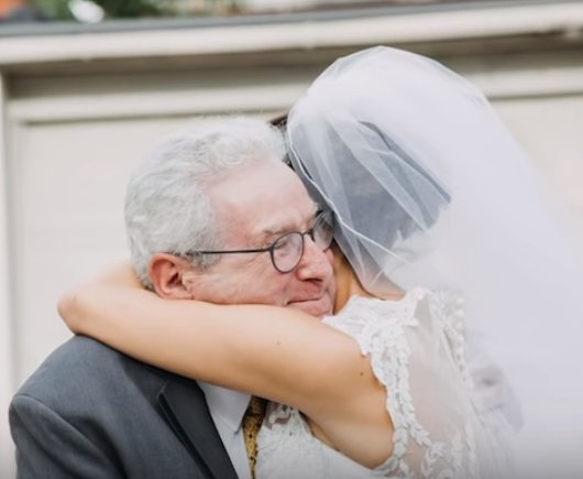 Jim Stamp recevant un câlin de la mariée, sa fille Gina. | YouTube/GMA