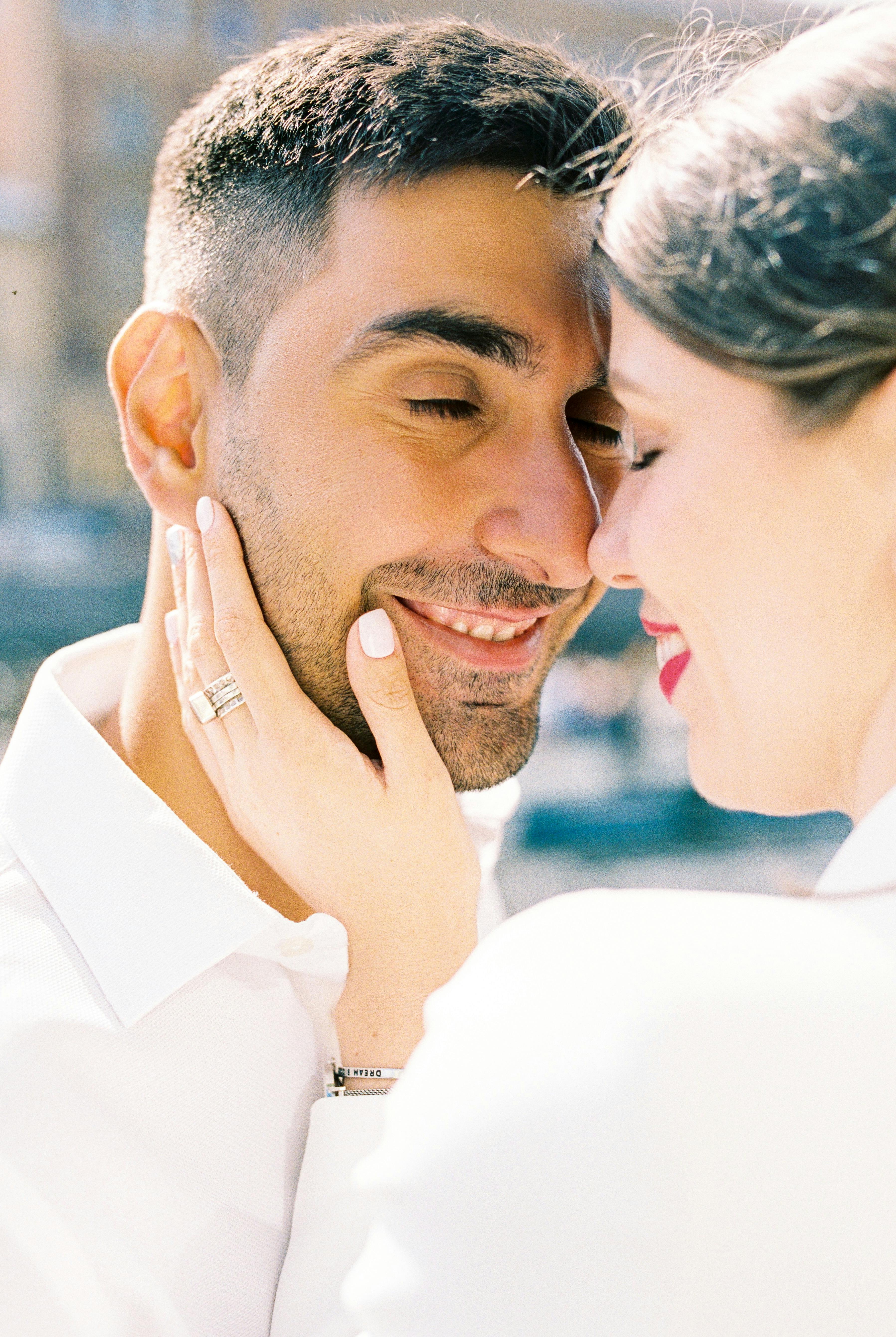 Un couple qui vit un moment d'émotion | Source : Pexels