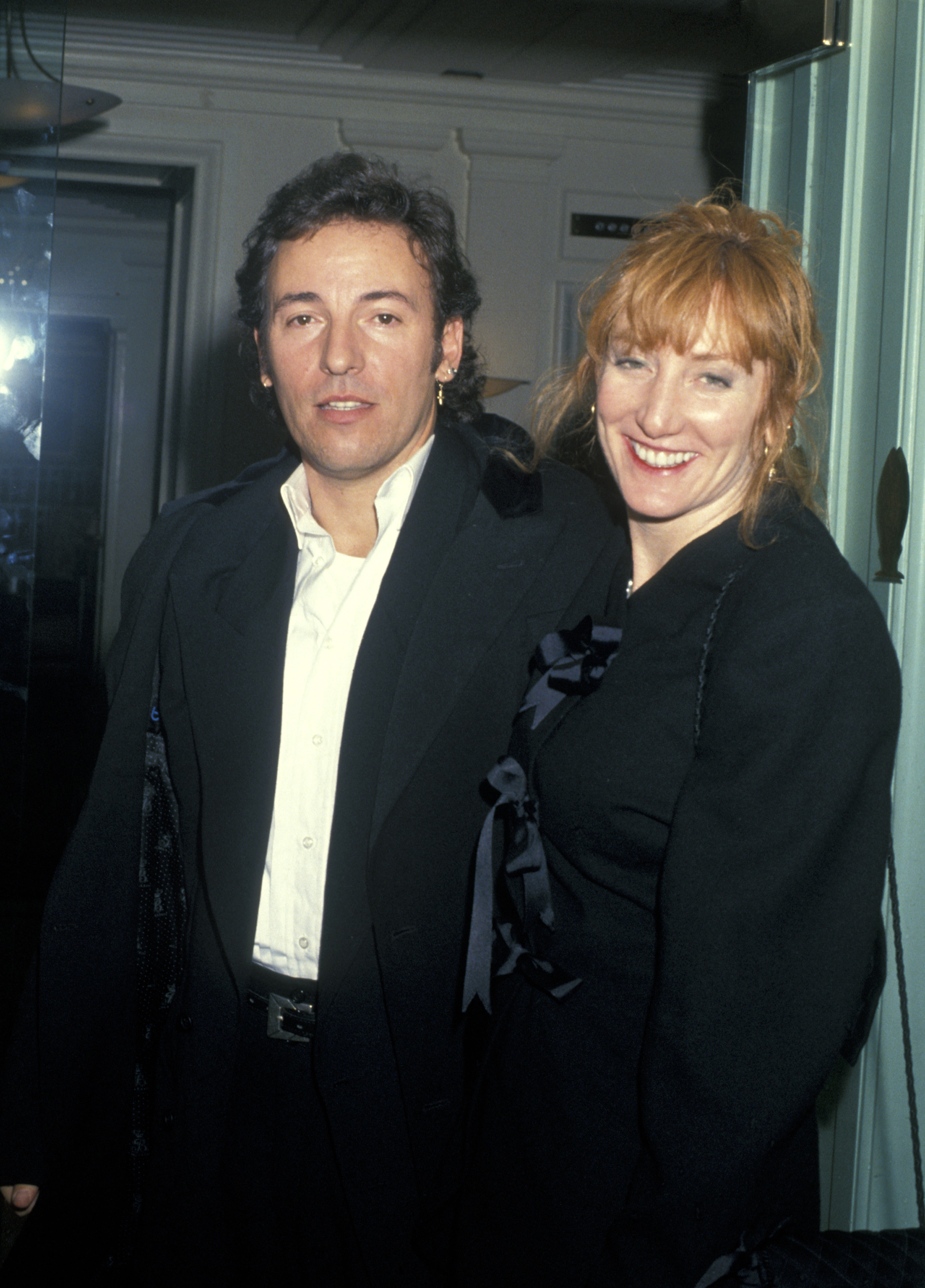 Bruce Springsteen et Patti Scialfa photographiés lors de la 6e cérémonie annuelle de remise des prix du Rock and Roll Hall of Fame, le 16 janvier 1991. | Source : Getty Images