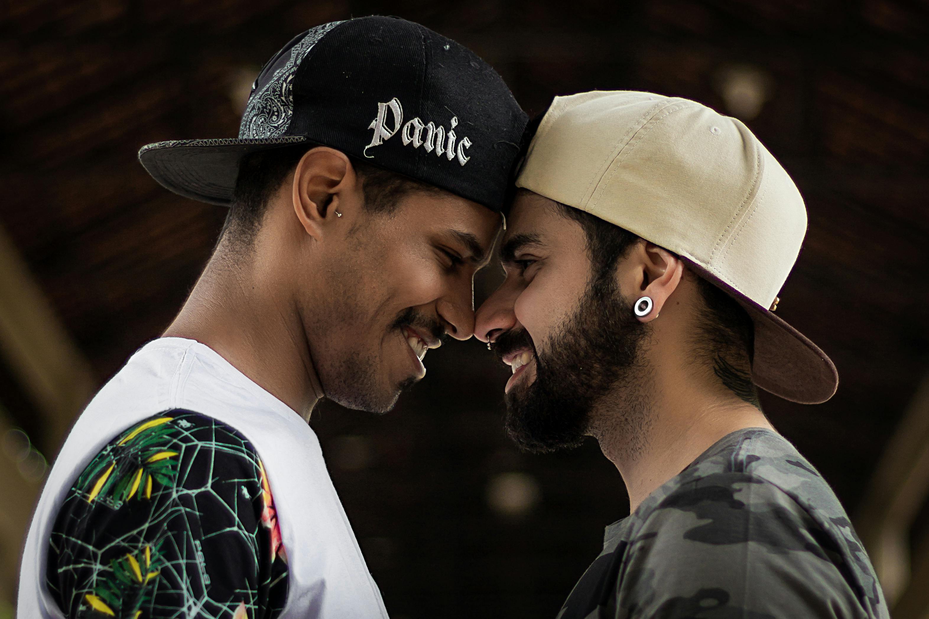 Un couple qui sourit en se touchant le nez et le front | Source : Pexels