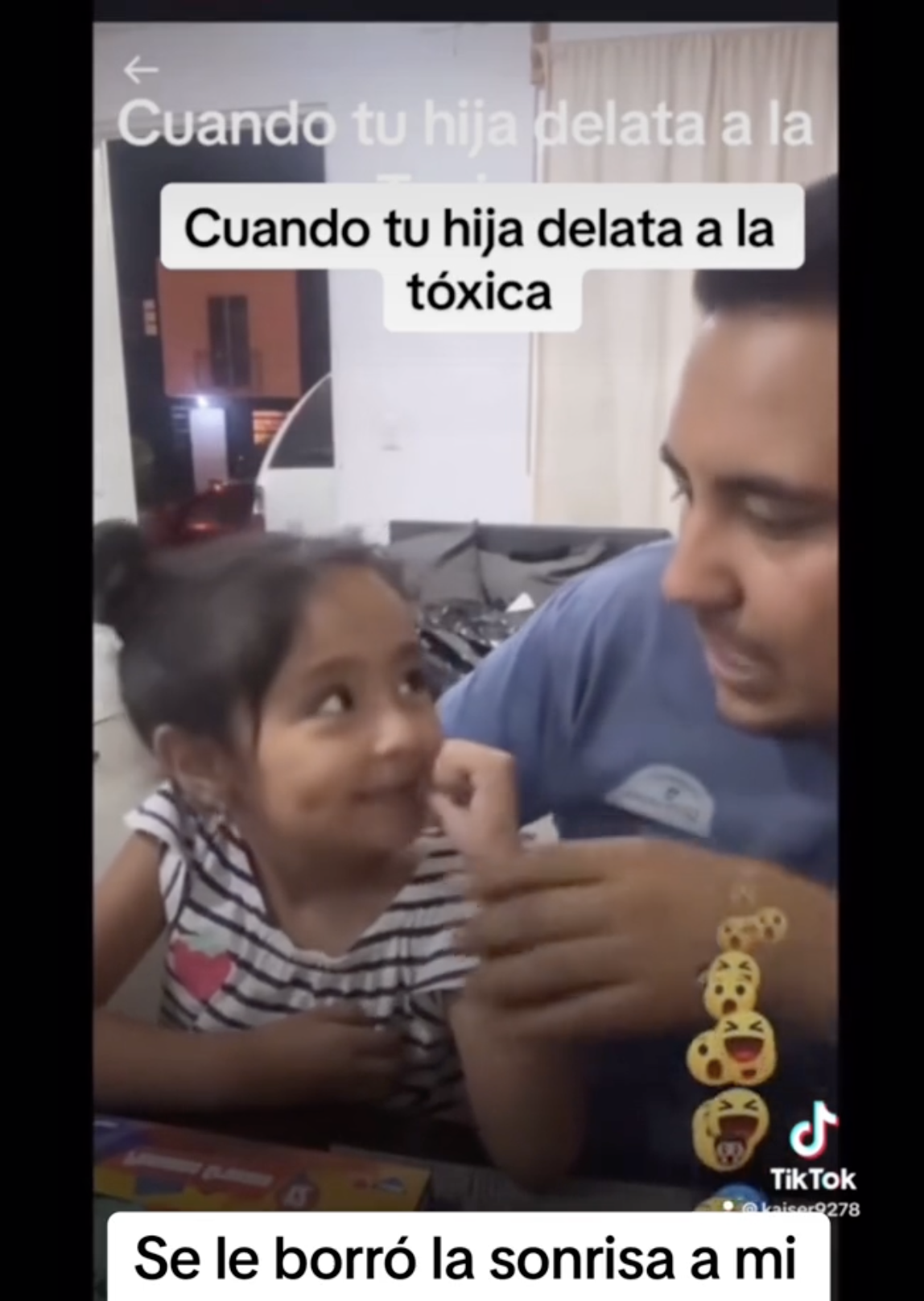 Le père mexicain regarde sa fille, l'incitant à ne pas remuer sa main. | Source : tiktok.com/@kaiser927