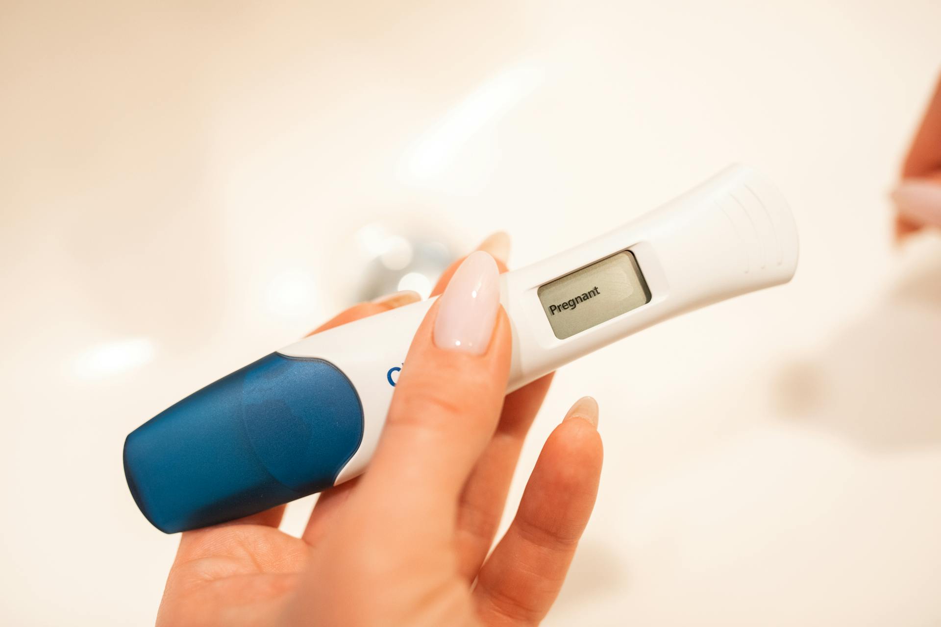 Une femme tenant un test de grossesse | Source : Pexels